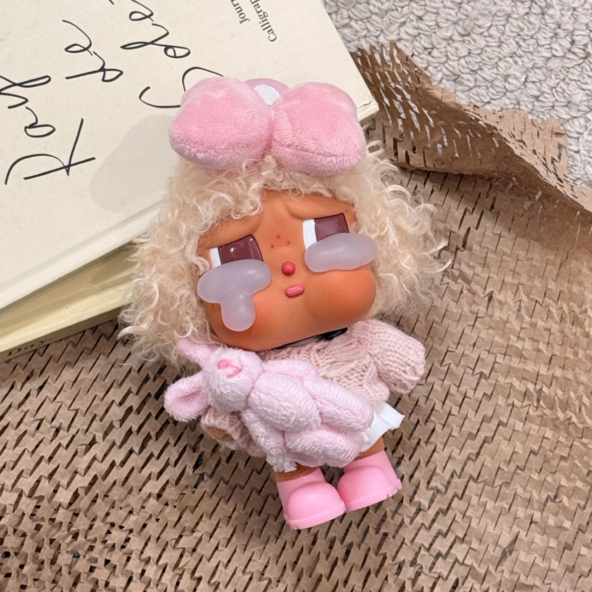 Pop Mart Crybaby Vacation Mode On Series Vinyl Plush Pendant Full Sail (Opened Case) 착용 스타일