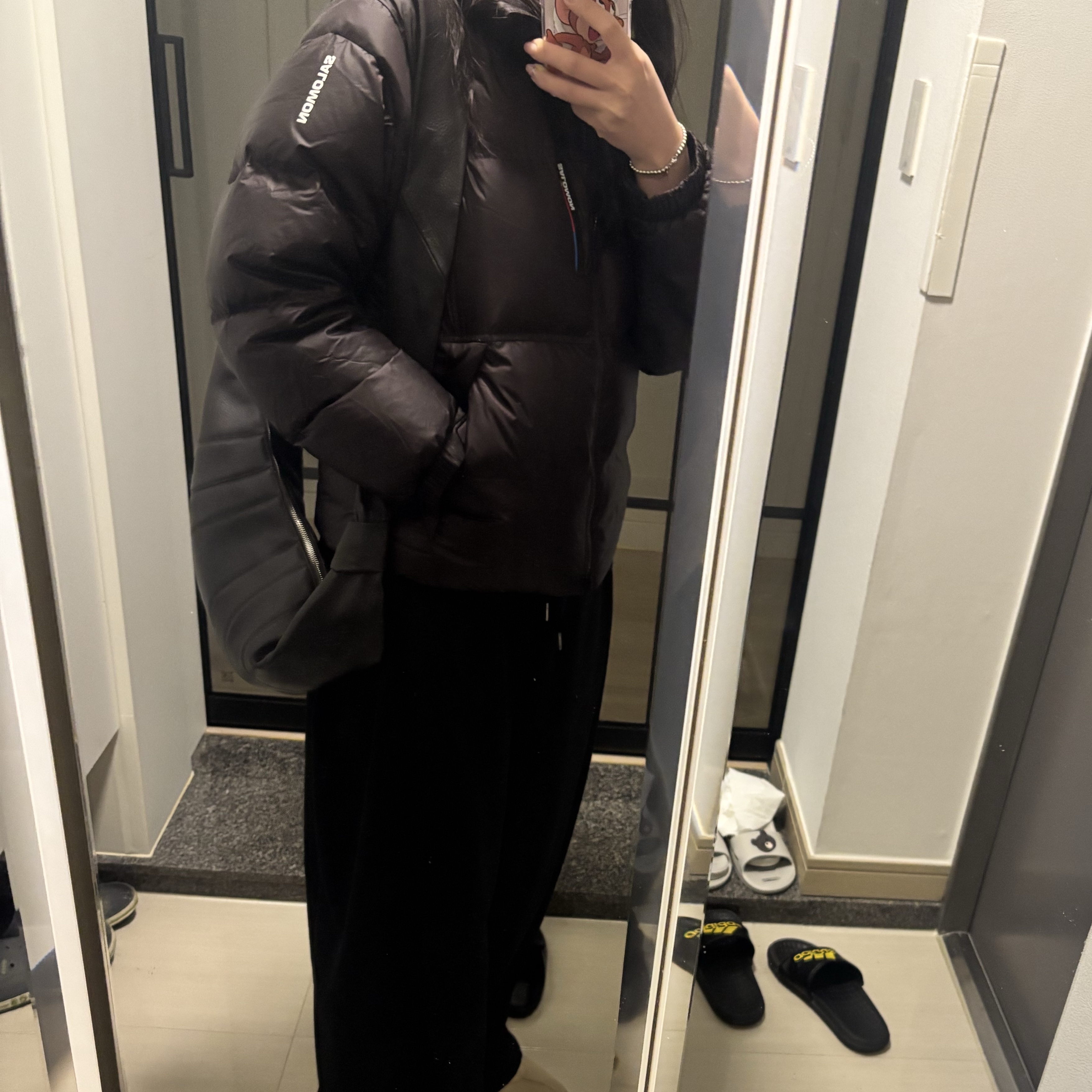 Lemaire Medium Croissant Bag Soft Grained Leather Dark Chocolate, (W) Salomon Contour Down Jacket Chocolate 착용 스타일