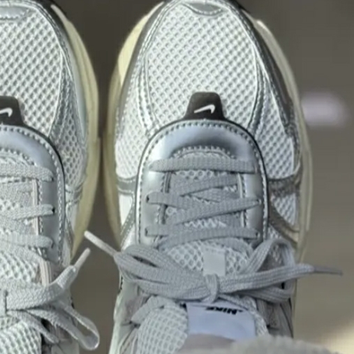 Nike V2K Run Summit White Metallic Silver 착용 스타일