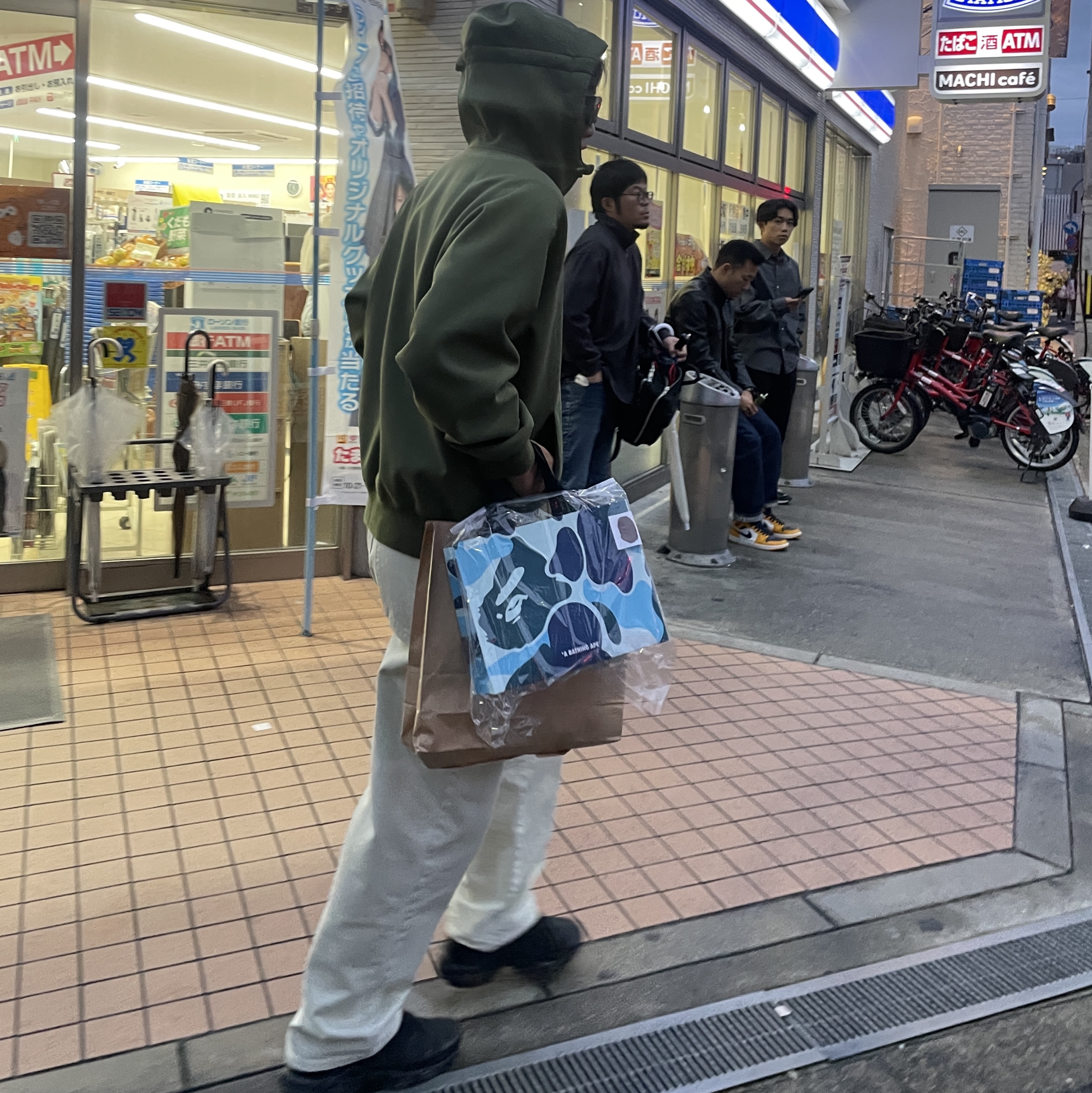 Nike Air Max Plus Triple Black, Arc'teryx Atom LT Hoody Glitch 착용 스타일 - 2