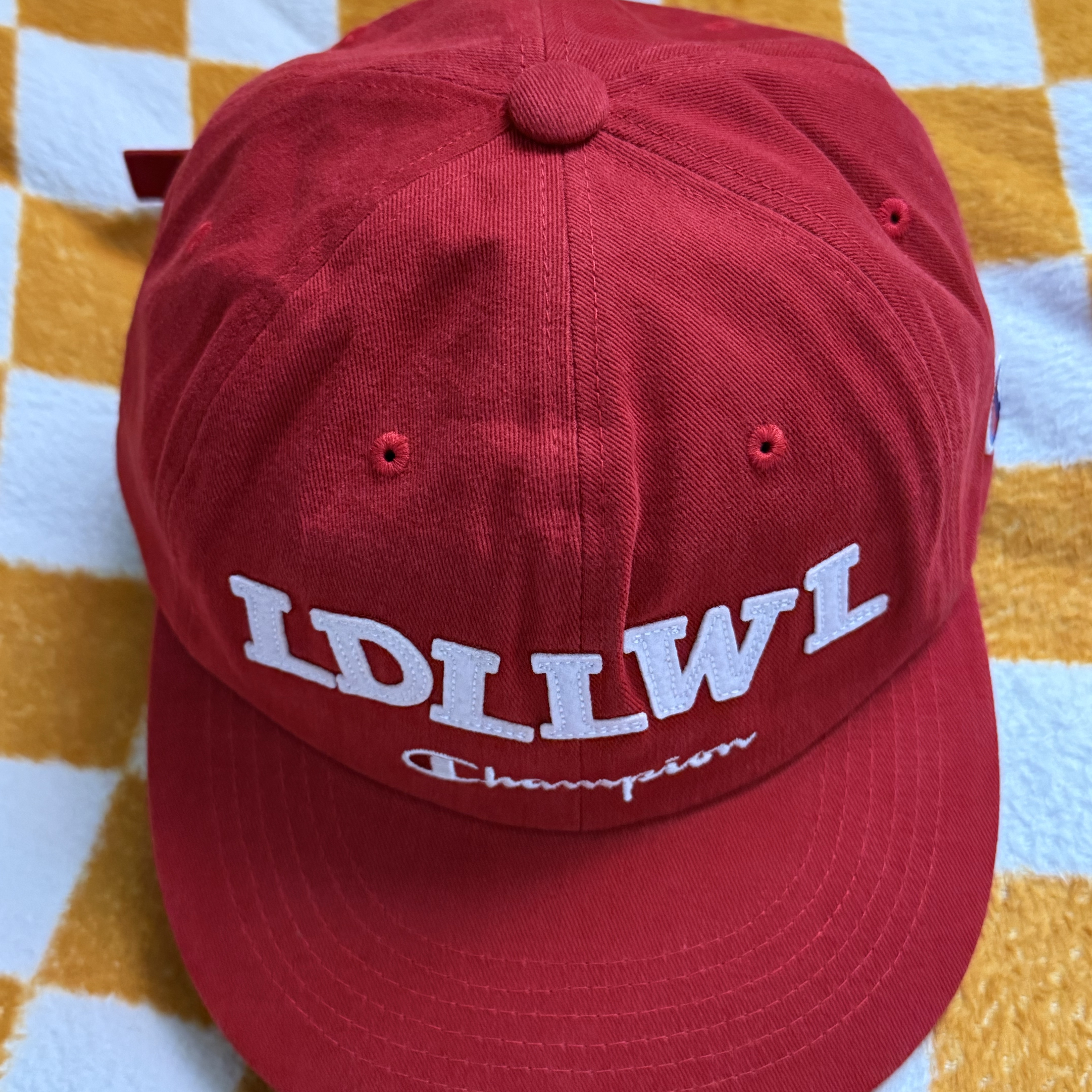 Champion x BDNS LDLLWL Logo Ball Cap Red 착용 스타일