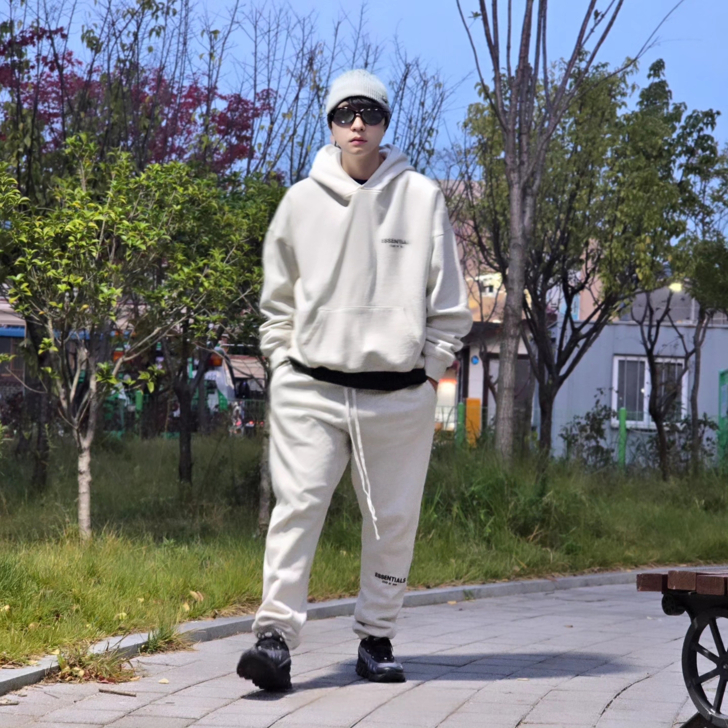 Nike SB Fisherman Beanie Dark Grey Heather, Essentials The Core Collection Hoodie Light Oatmeal 착용 스타일 - 2