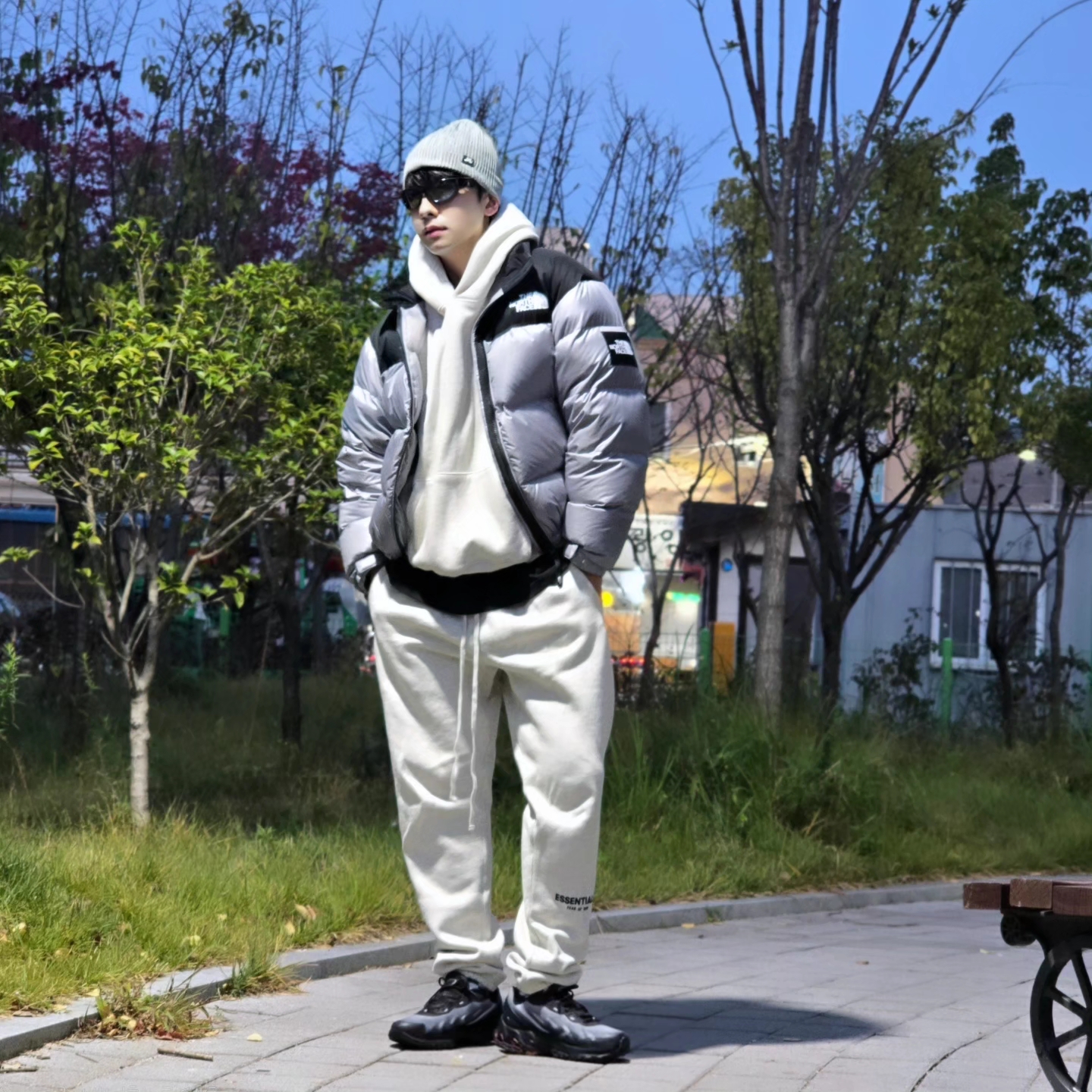 Nike SB Fisherman Beanie Dark Grey Heather, Essentials The Core Collection Hoodie Light Oatmeal 착용 스타일 - 1