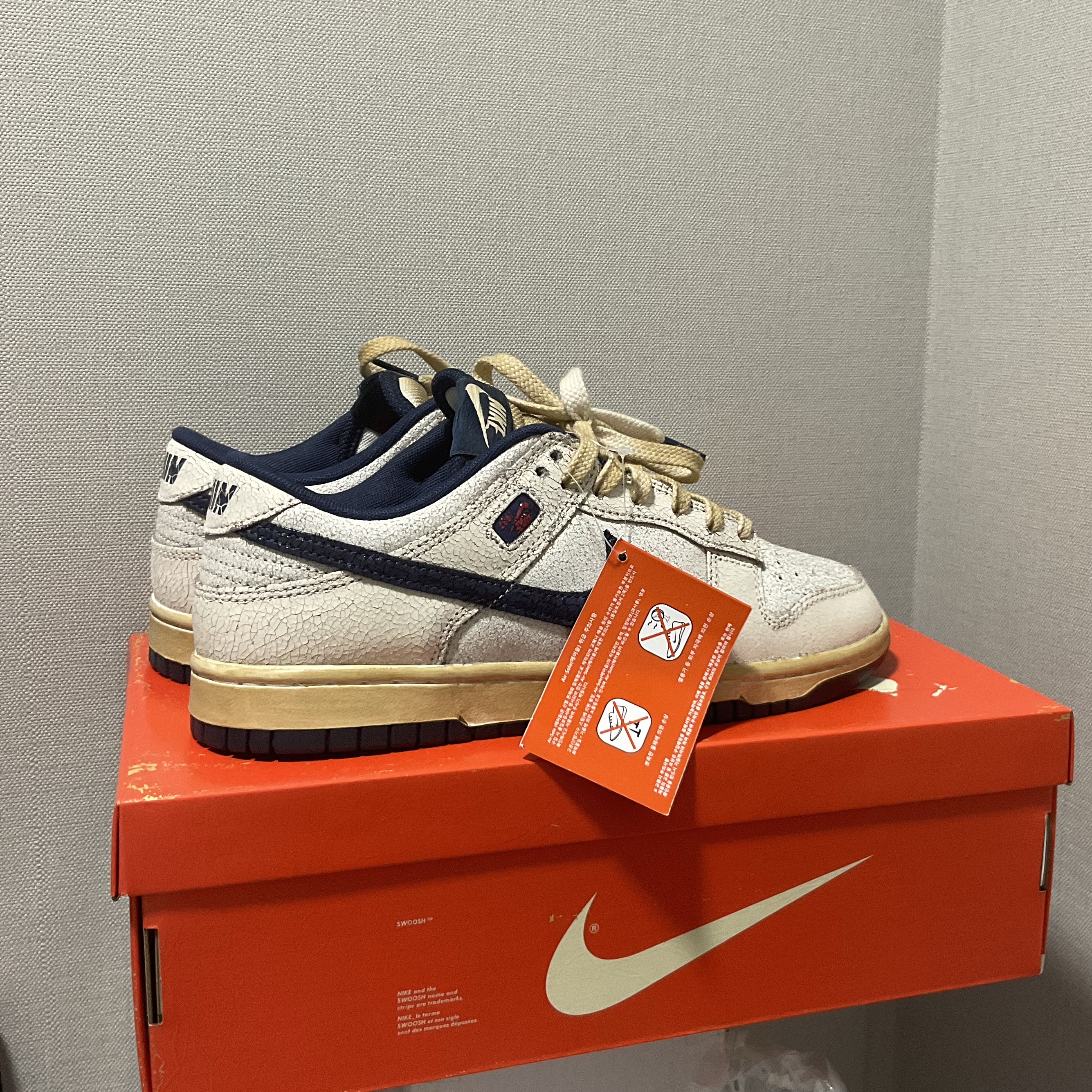 Nike x Stranger Things Dunk Low Phantom and Midnight Navy, Nike ACG Wolf Tree Trousers Black Anthracite - Asia 착용 스타일 - 3
