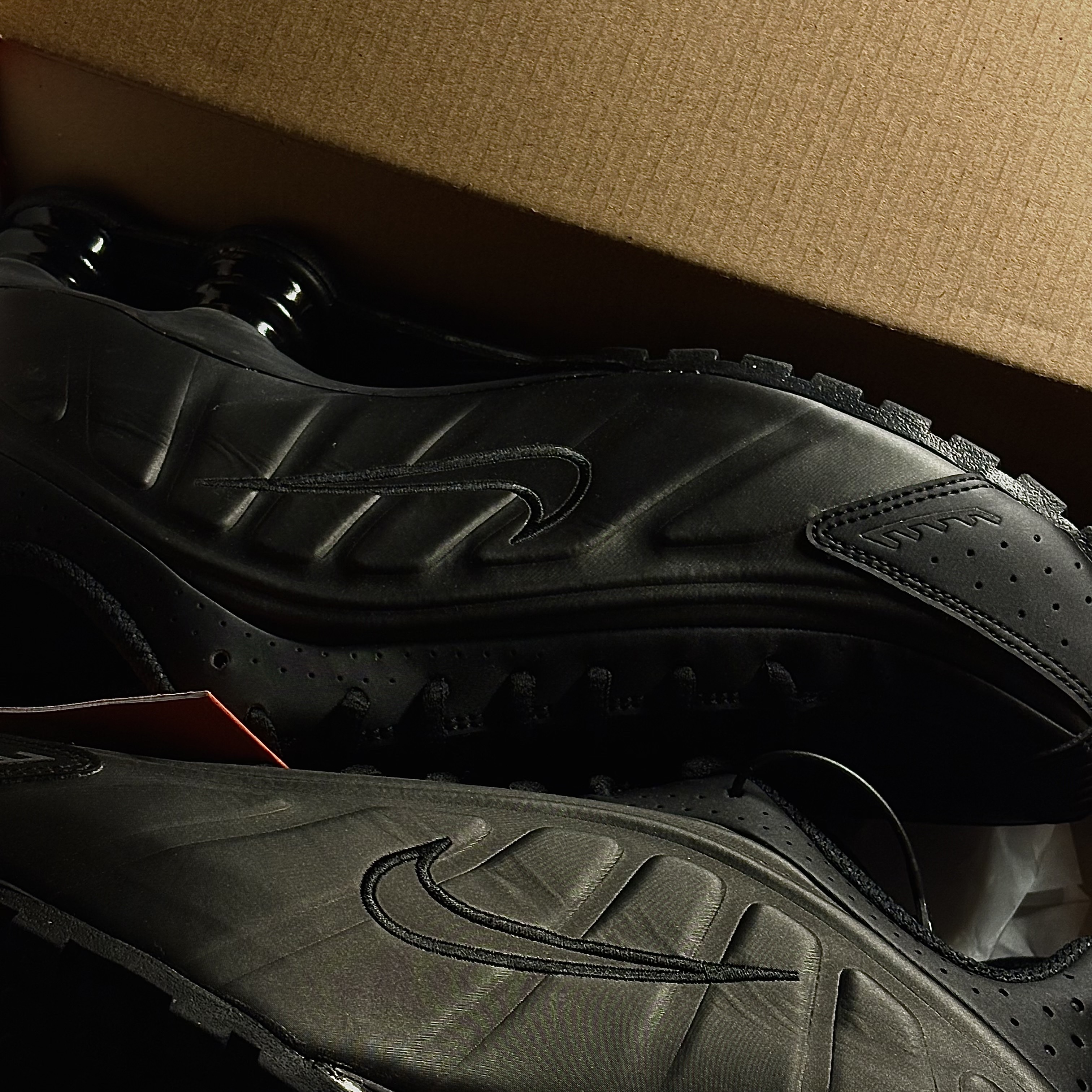 Nike Shox R4 Black Bright Crimson 착용 스타일 - 1