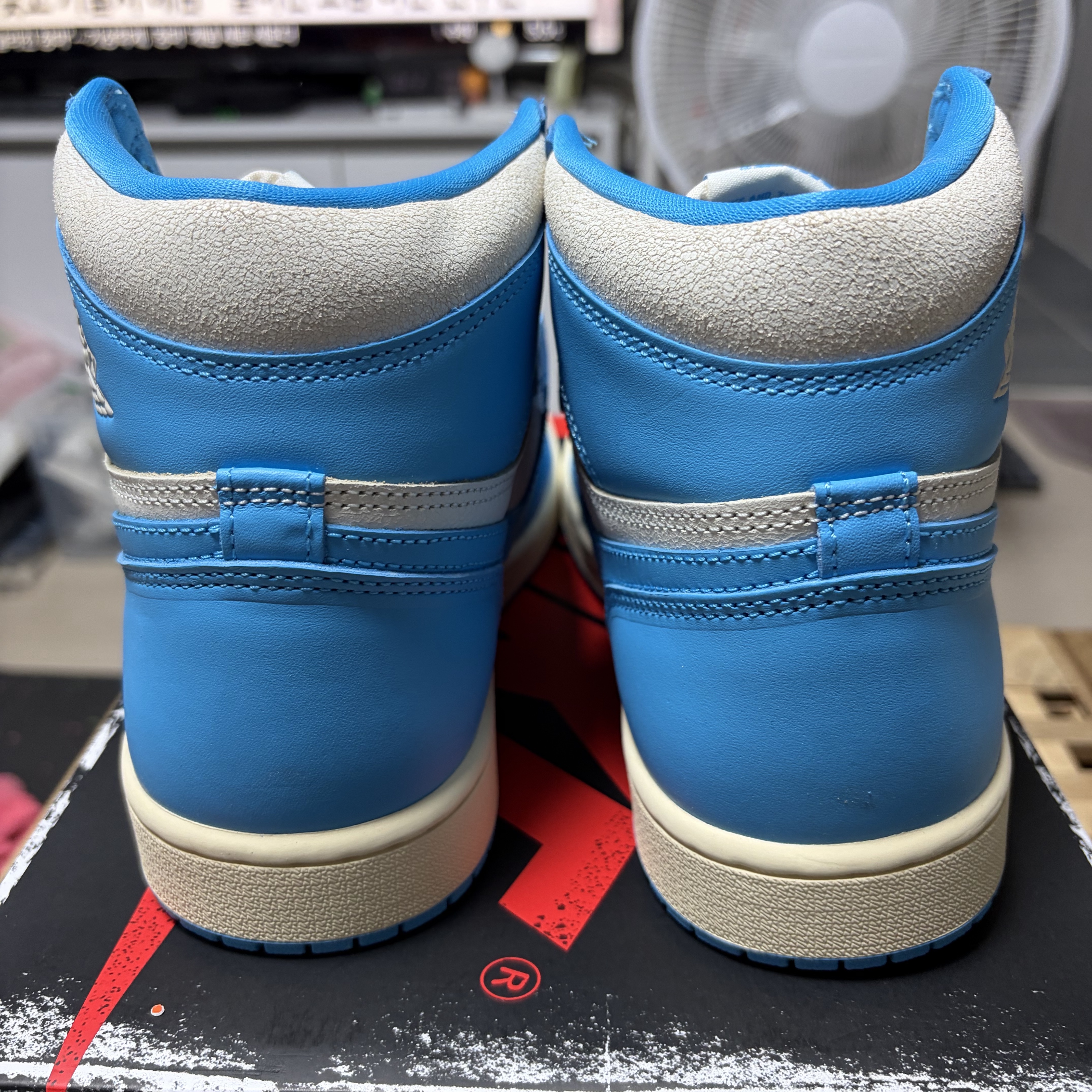 Jordan 1 Retro High OG UNC Reimagined 착용 스타일 - 5