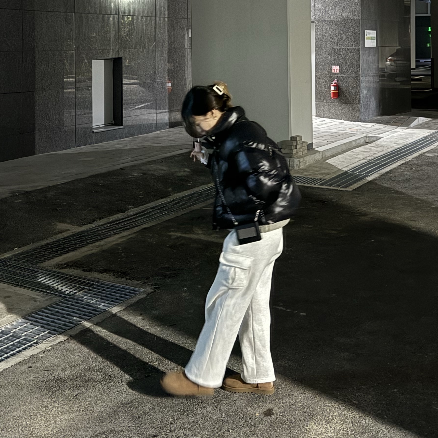 (W) UGG Classic Mini II Boots Chestnut 착용 스타일 - 1