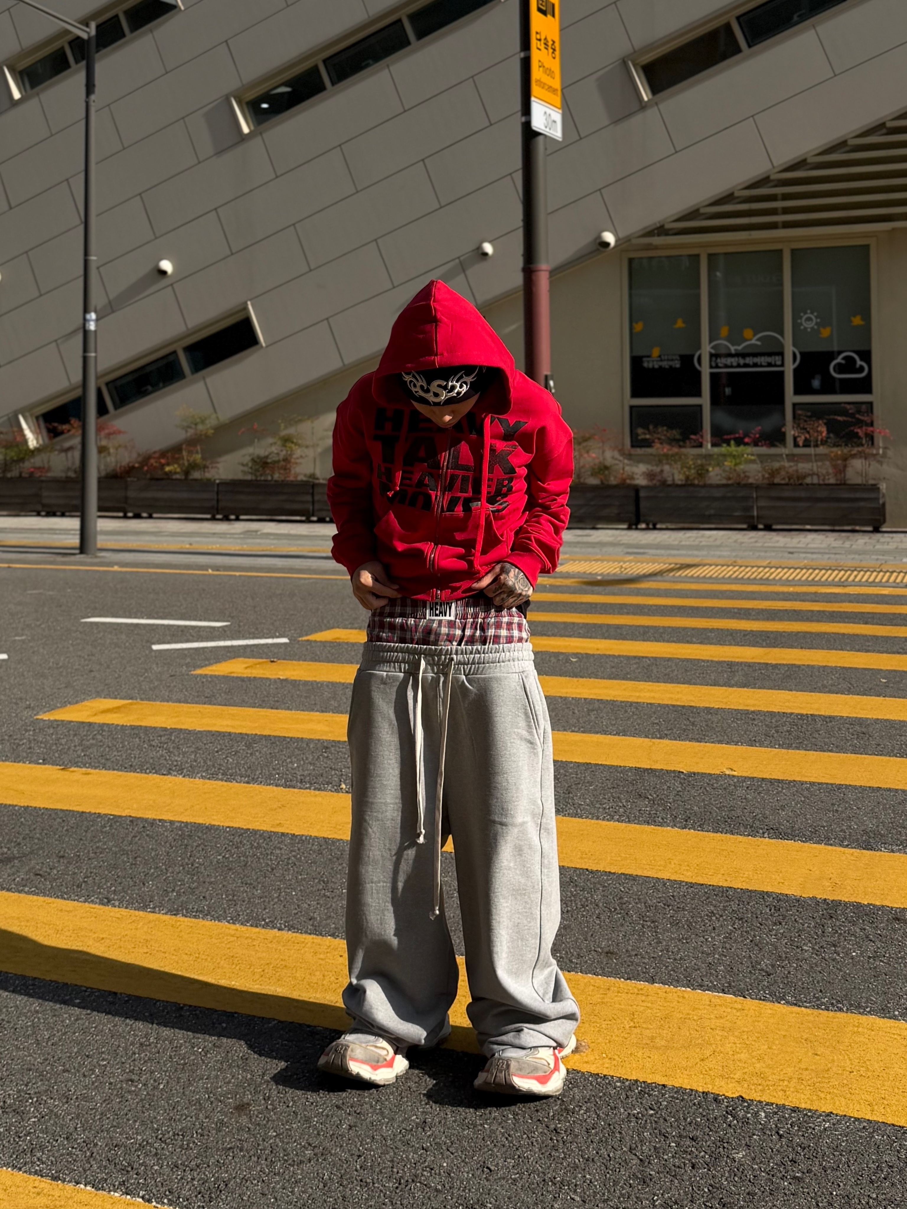 Balenciaga Cargo Sneakers Beige Grey Red, Supreme New Era Tribal S Logo Beanie Black - 25FW 착용 스타일 - 1