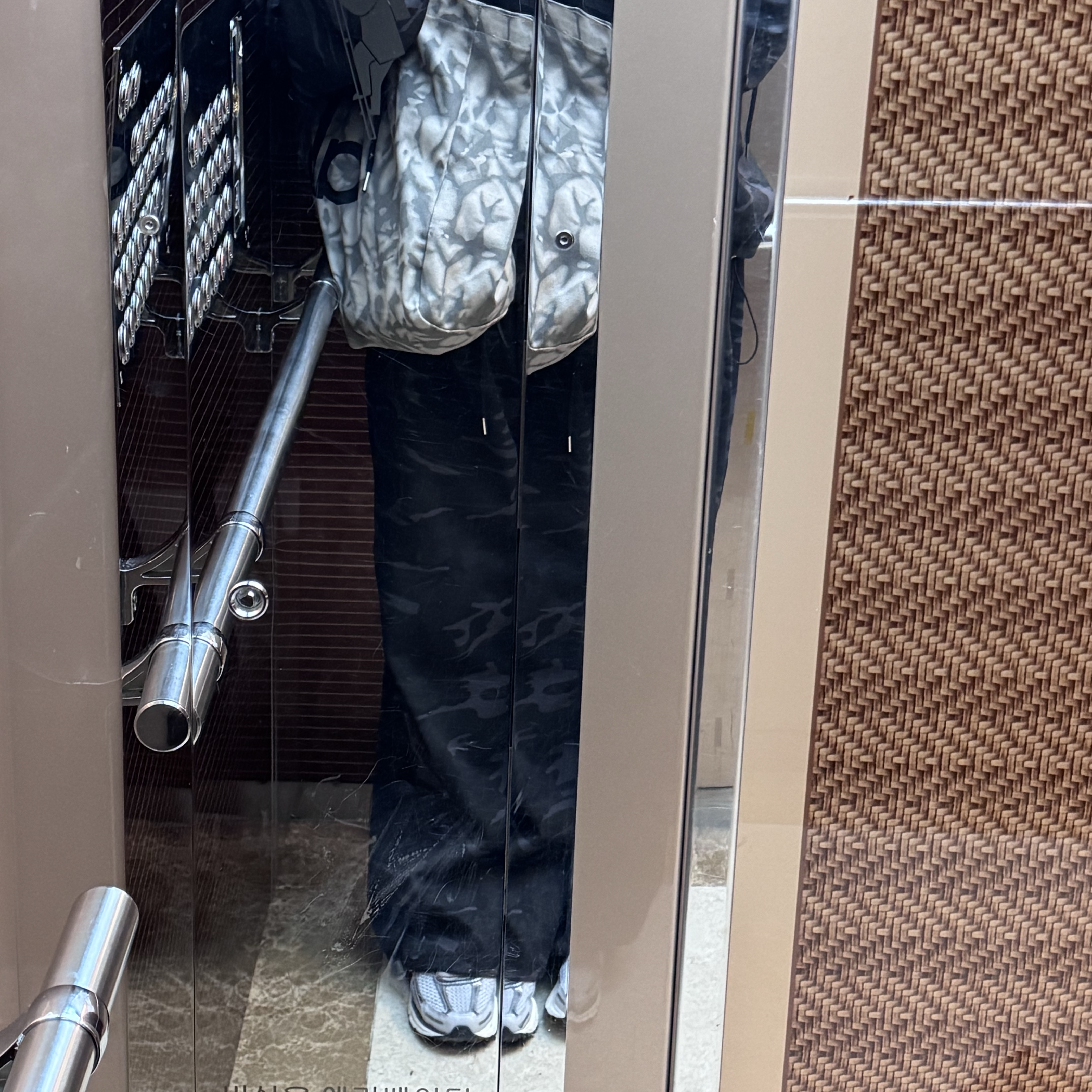 Alo Yoga Iconic Shopper Tote Bag Grey Tiedye, (W) Nike Zoom Vomero 5 Photon Dust and Metallic Silver 착용 스타일