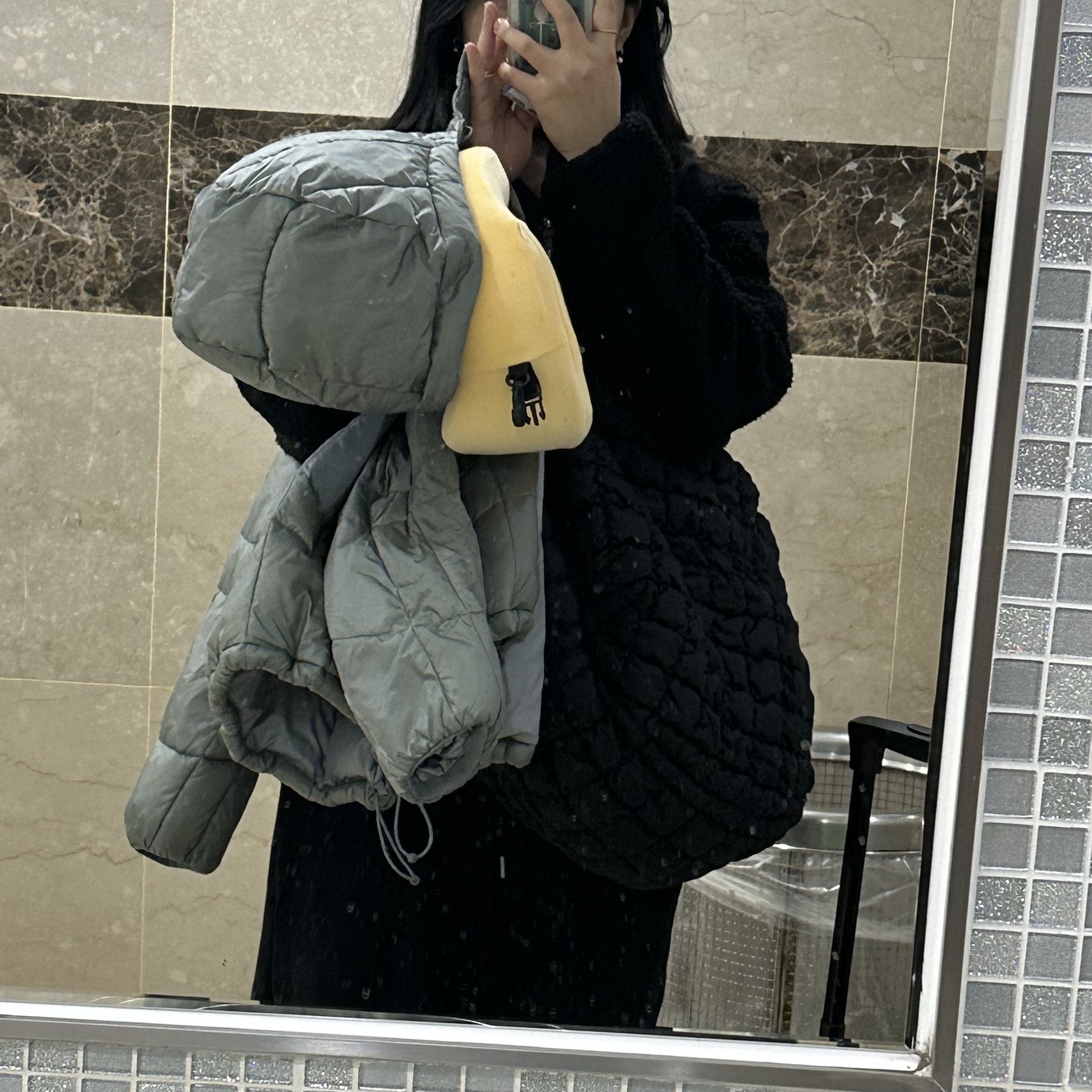 COS Quilted Oversized Shoulder Bag Black, The North Face Wave LT On Jacket Gray 착용 스타일