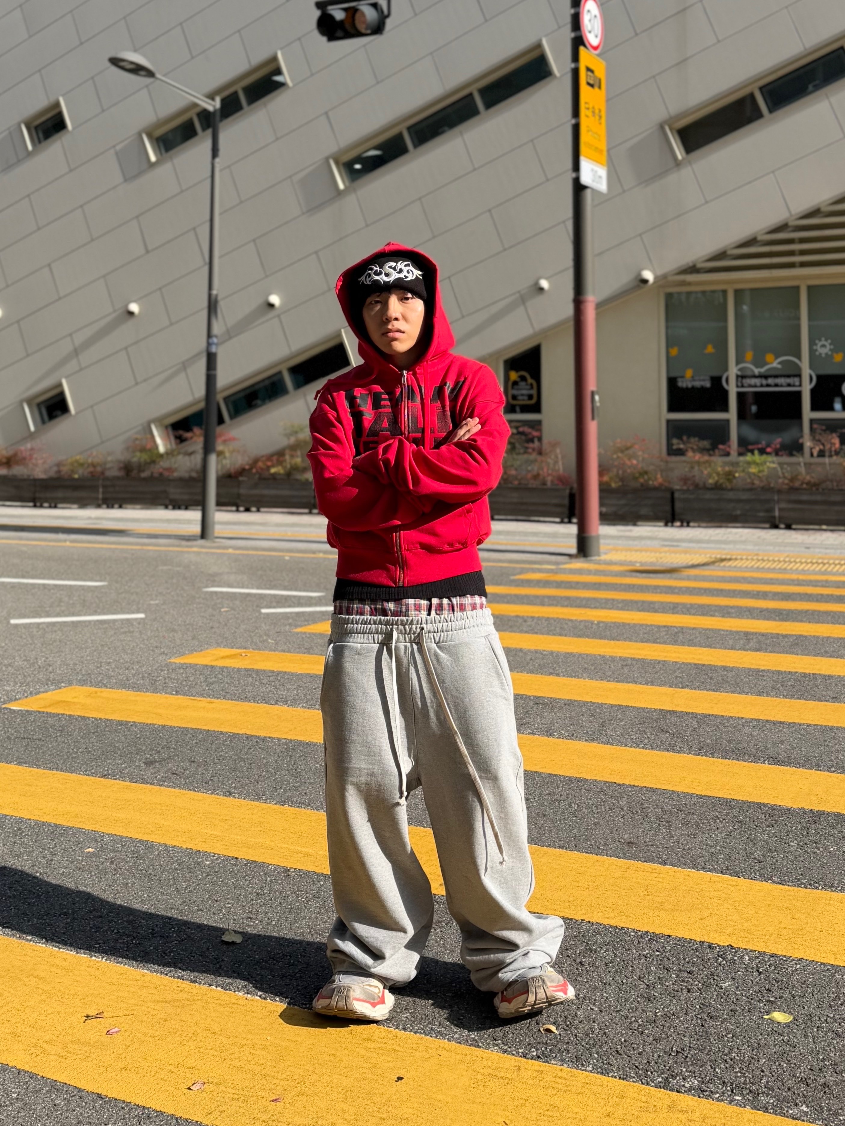 Balenciaga Cargo Sneakers Beige Grey Red, Supreme New Era Tribal S Logo Beanie Black - 25FW 착용 스타일 - 3