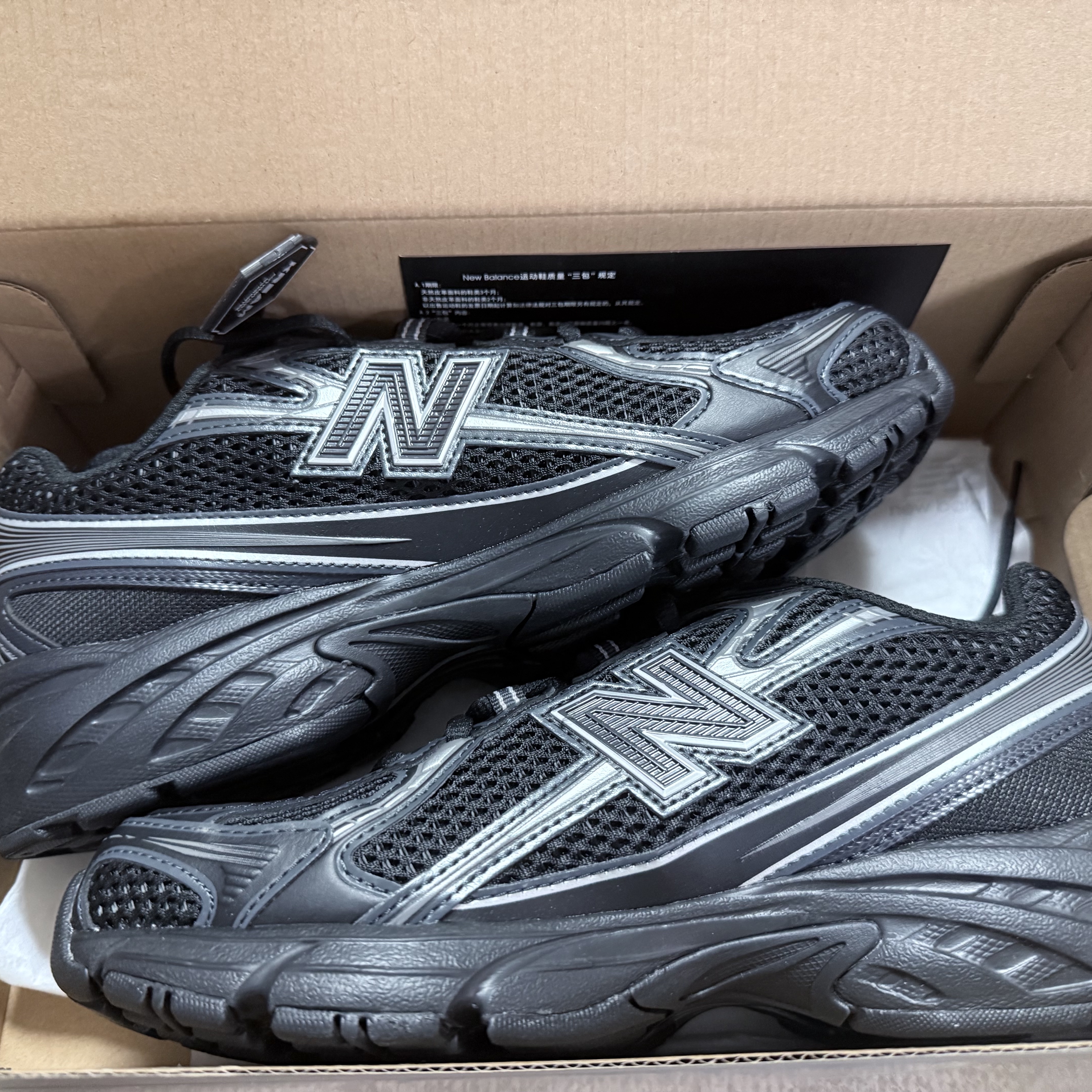 New Balance 740v2 Black Silver Metallic 착용 스타일