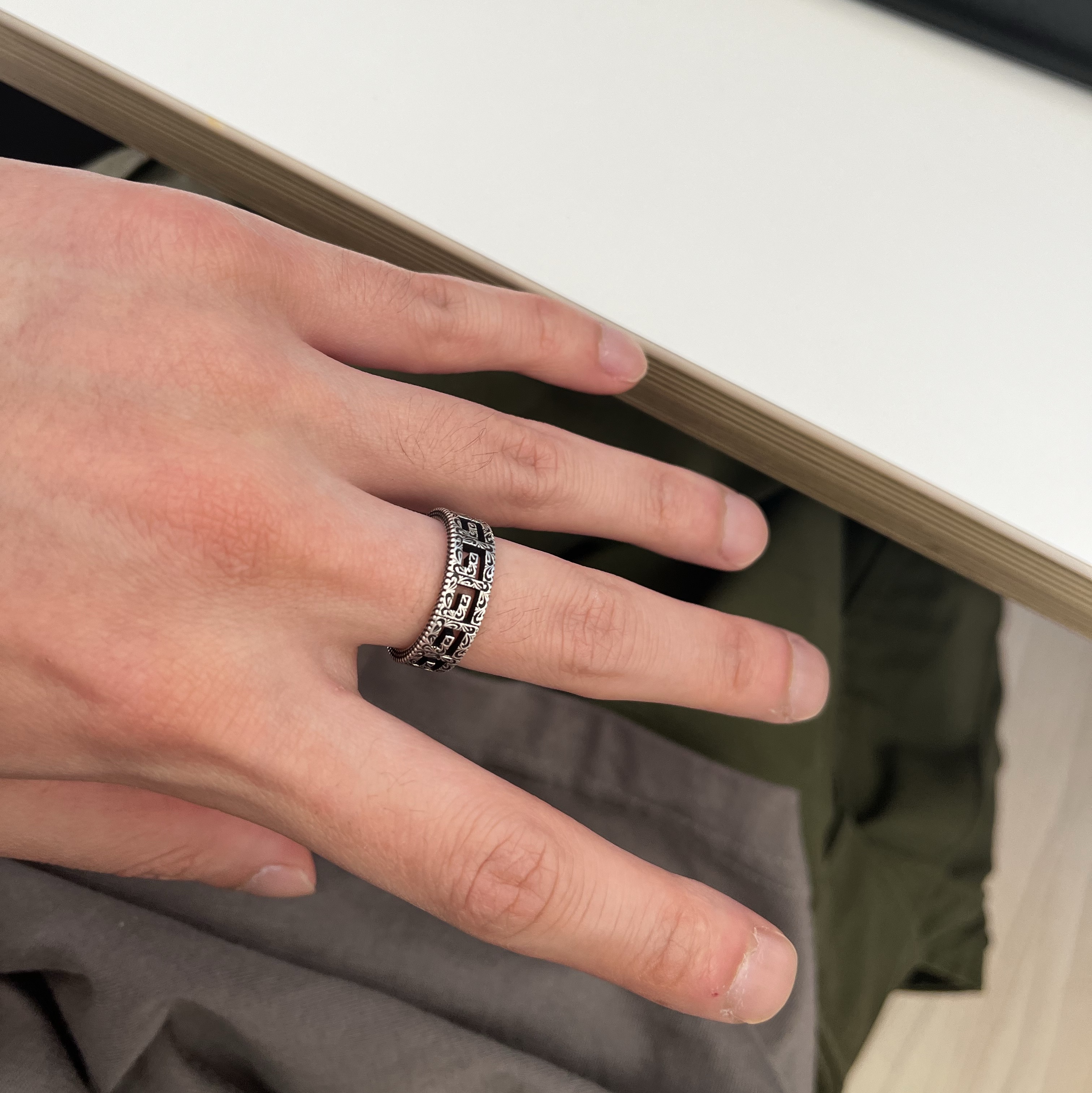 Gucci Silver Ring With SquareG Silver Aged Finish 착용 스타일