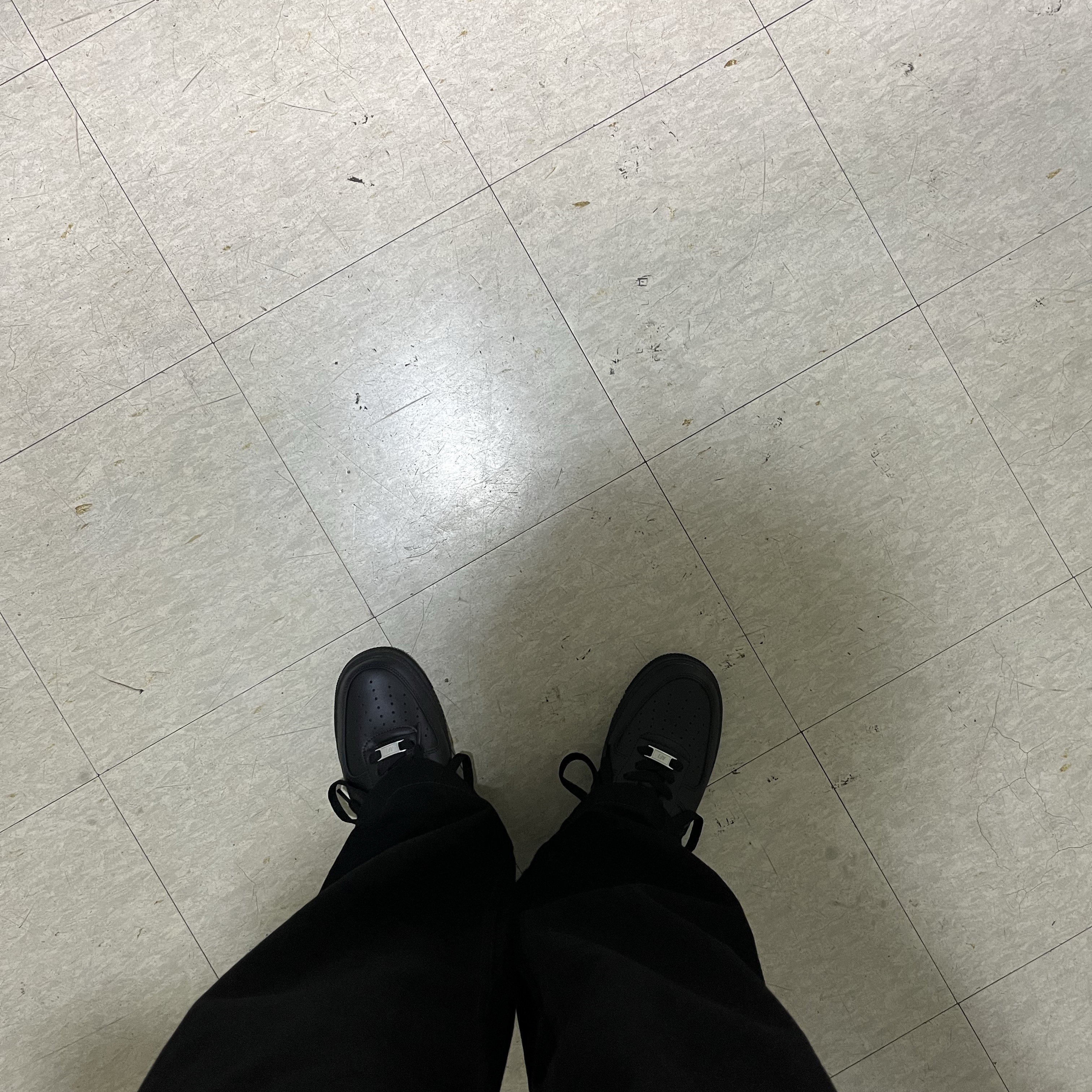 Nike Air Force 1 '07 Low Triple Black 착용 스타일 - 4