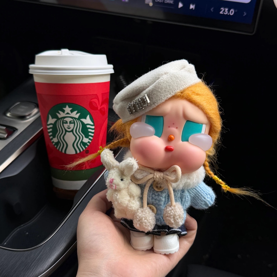 Pop Mart Crybaby Vacation Mode On Series Vinyl Plush Pendant Glug-Glug (Opened Case) 착용 스타일