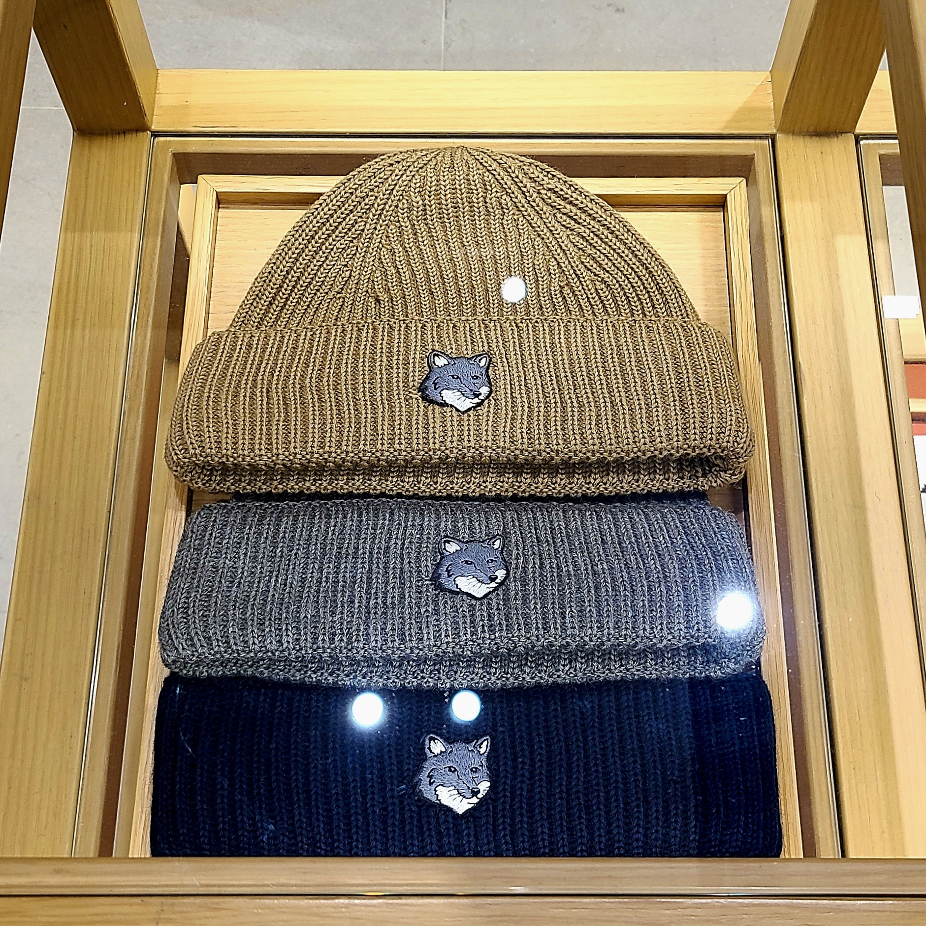 Maison Kitsune Fox Head Large Beanie Classic Navy, Maison Kitsune Fox Head Large Beanie Canvas Brown 착용 스타일 - 1