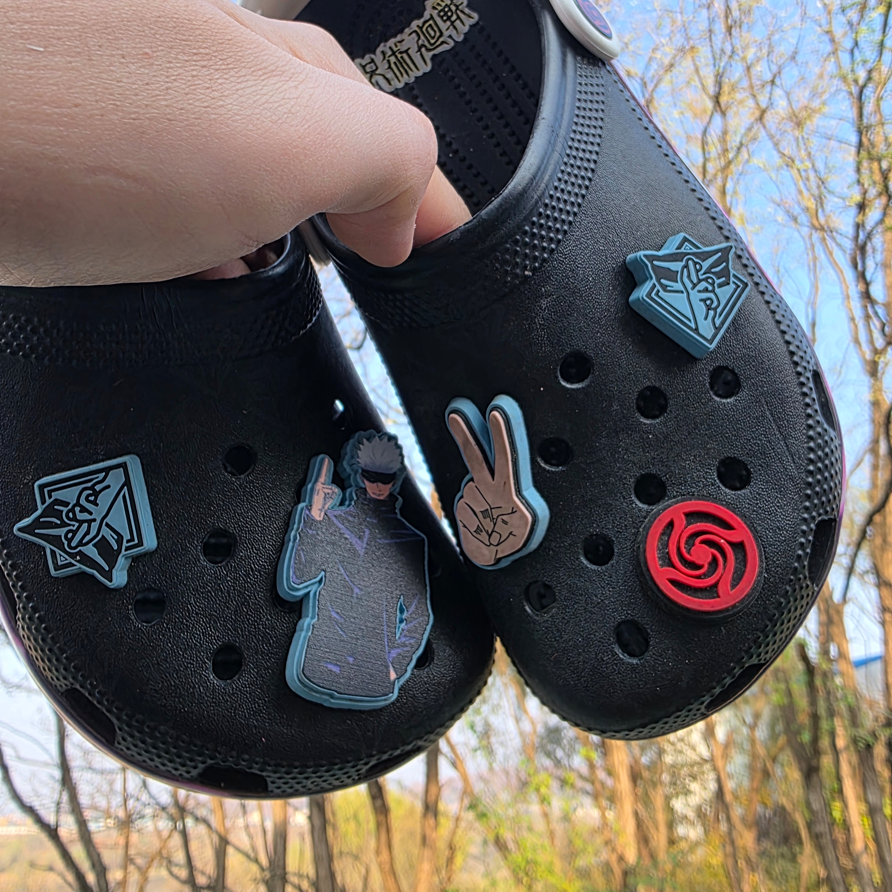 Crocs x Jujutsu Kaisen Classic Clog Black 착용 스타일