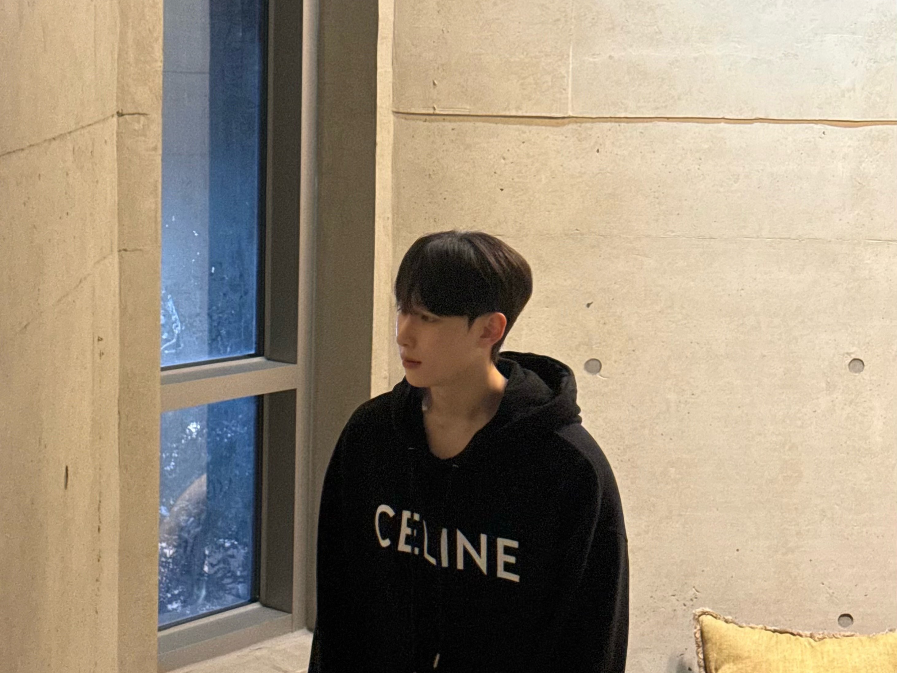 Celine Loose Hoodie in Cotton Fleece Black White 착용 스타일 - 1