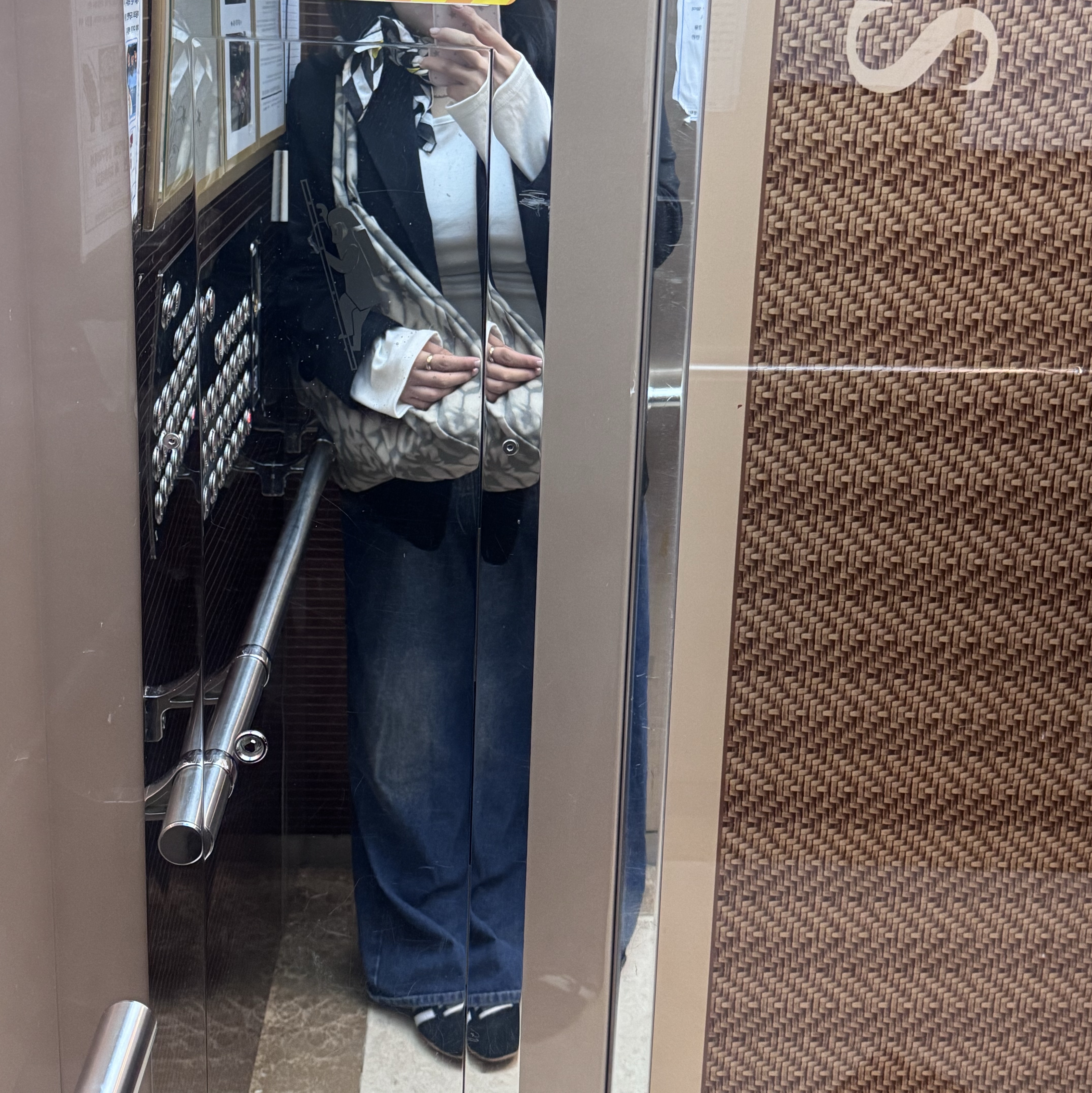 Alo Yoga Iconic Shopper Tote Bag Grey Tiedye, (W) Adidas Tokyo Core Black Cloud White 착용 스타일