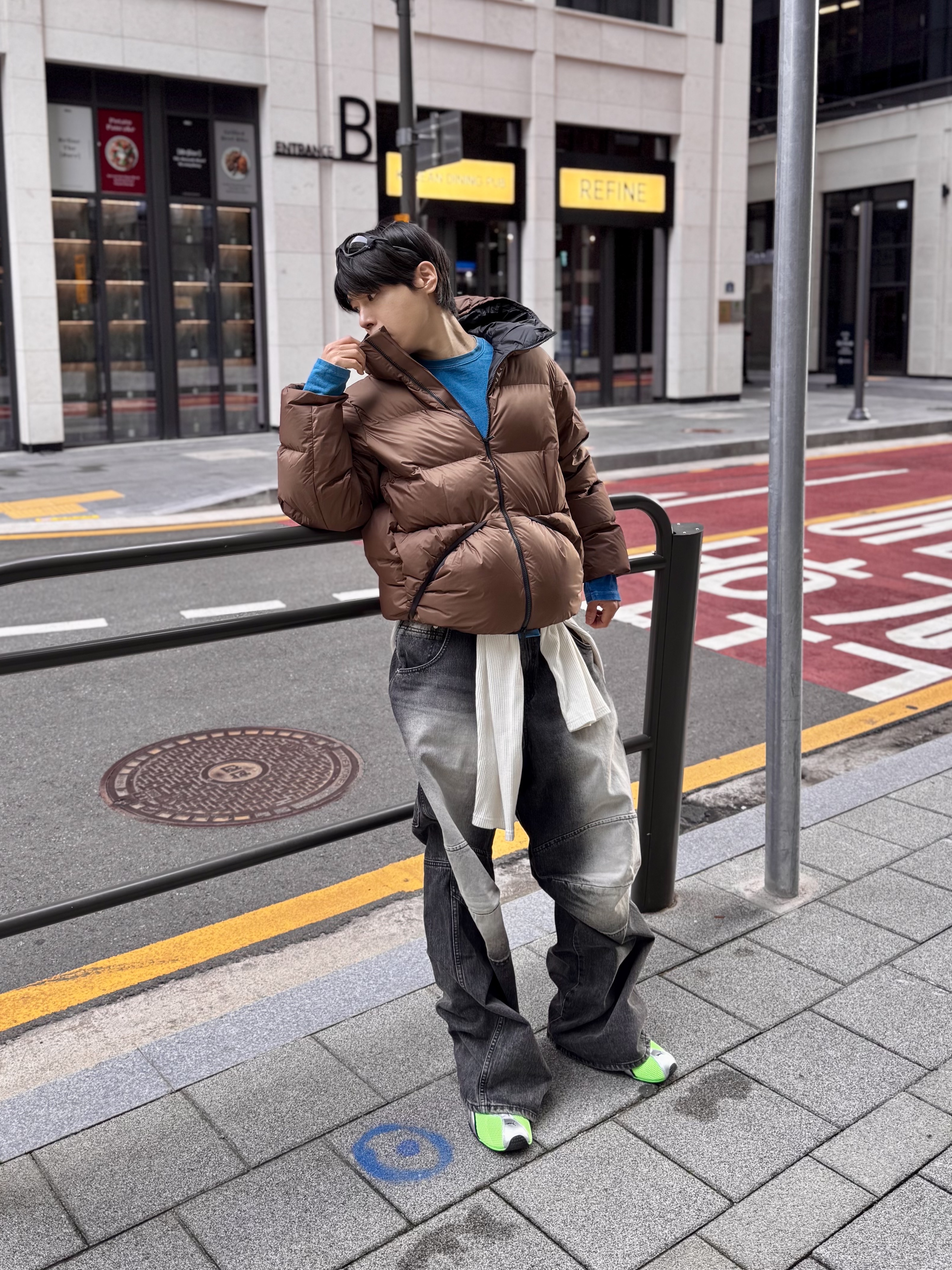 Oakley Plantaris Matte Black Frame Prizm Grey Lenses Regular Universal Fit, MJD 3D Knee Denim Pants Black 착용 스타일 - 2