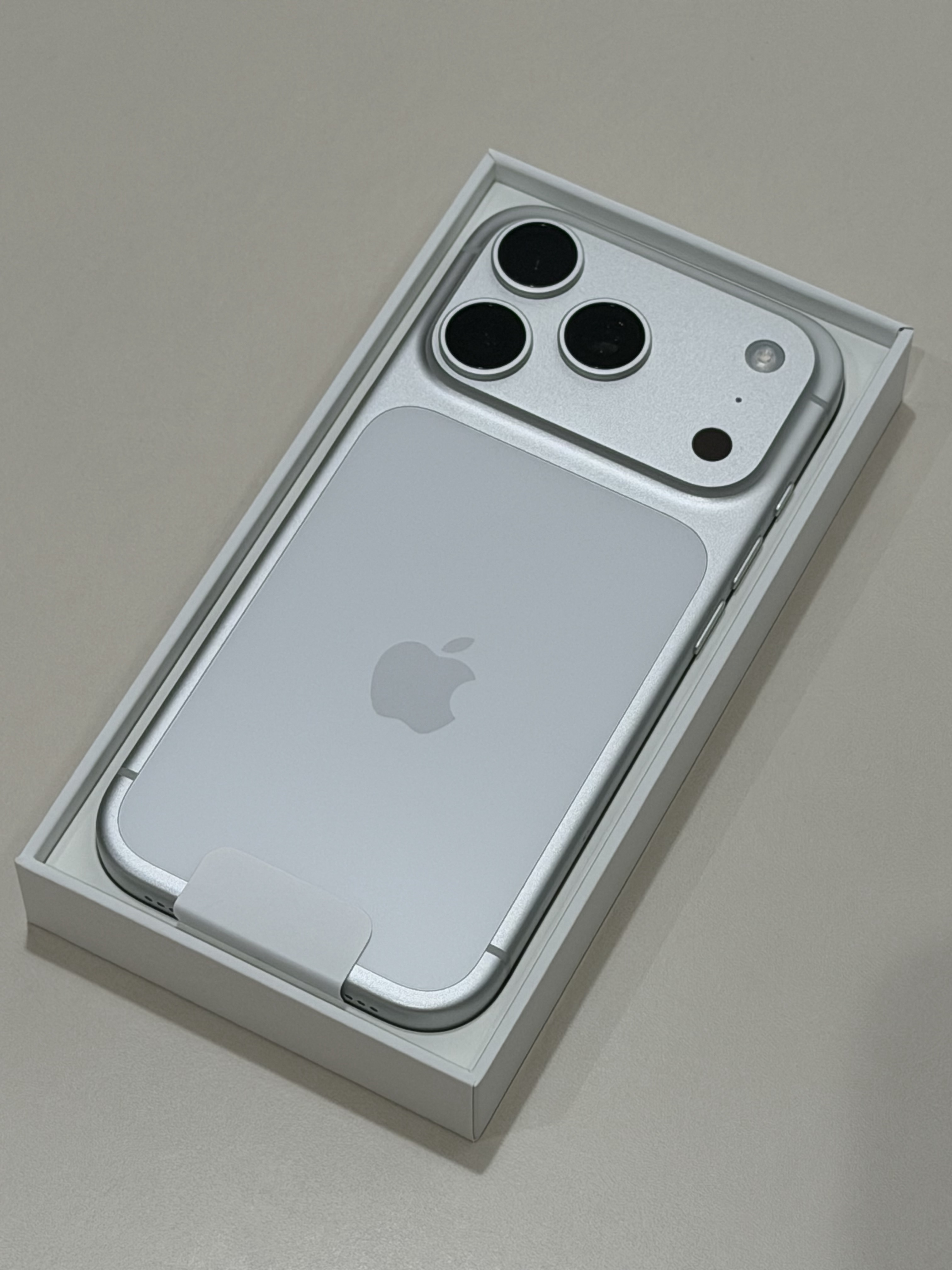 Apple iPhone 17 Pro 1TB Silver, Apple iPhone 17 Pro 512GB Deep Blue 착용 스타일 - 3
