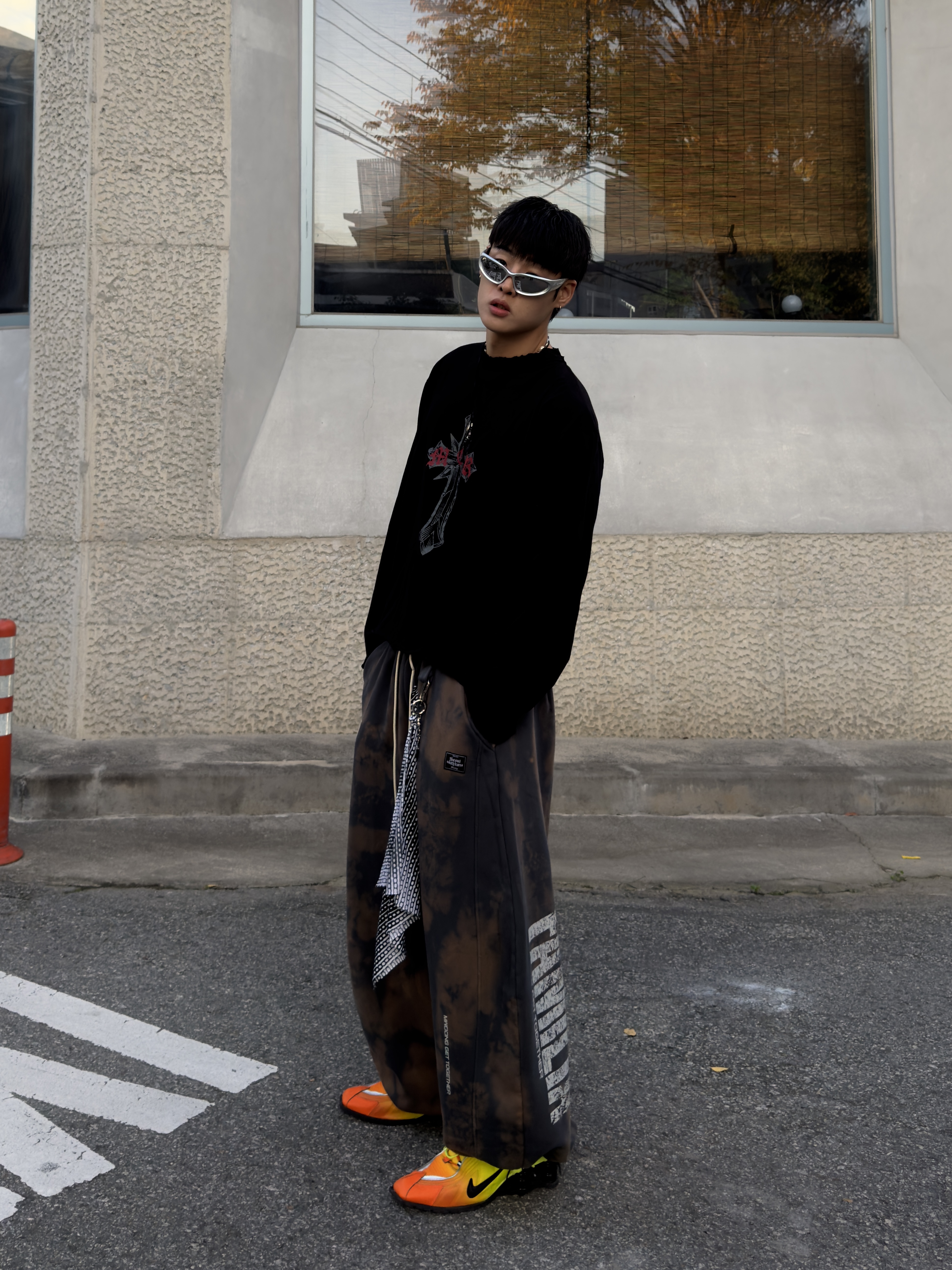 Nike x Martine Rose Shox MR4 Safety Orange, Balenciaga Swift Oval Sunglasses Silver 착용 스타일 - 2