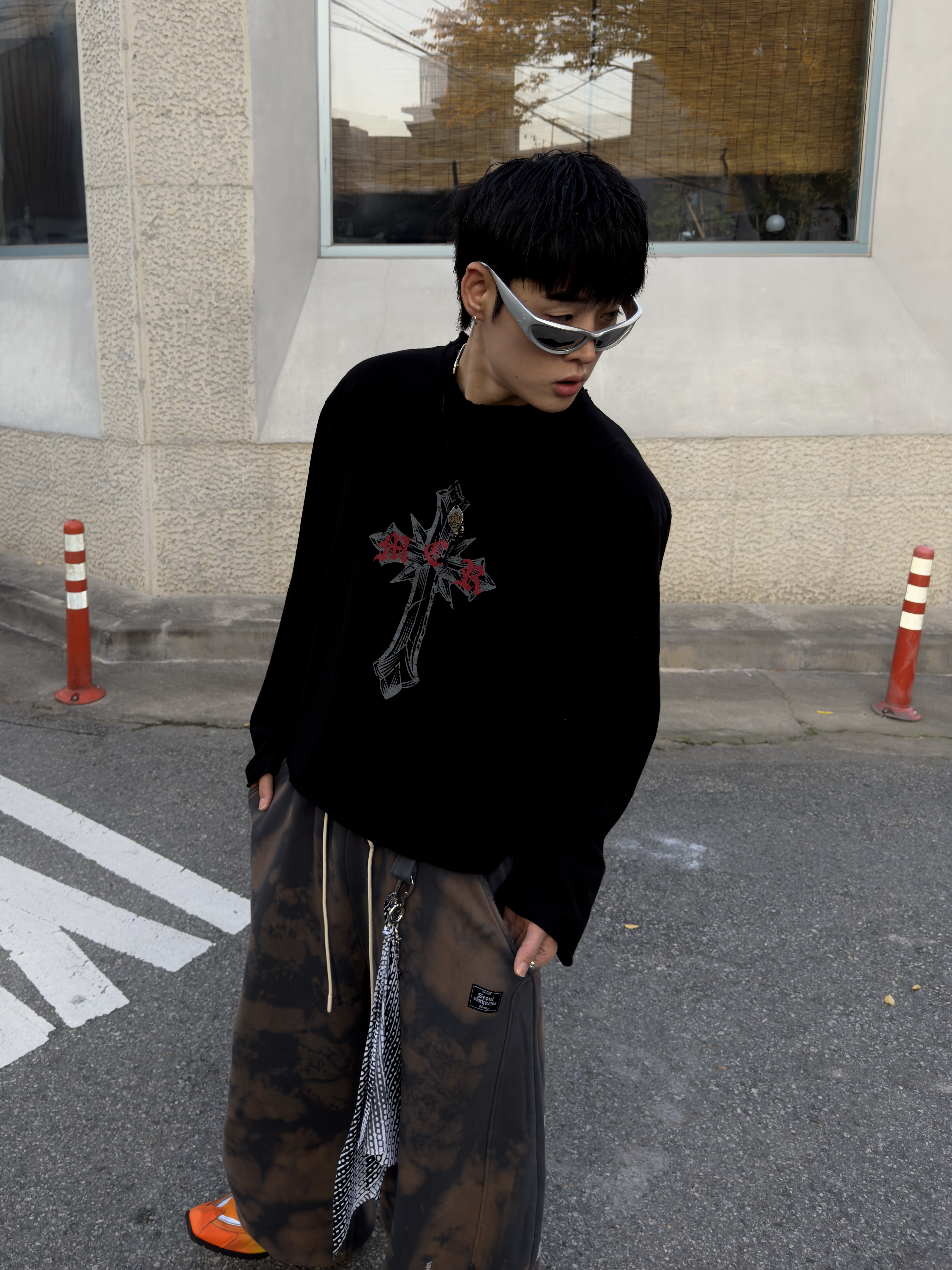 Nike x Martine Rose Shox MR4 Safety Orange, Balenciaga Swift Oval Sunglasses Silver 착용 스타일 - 4
