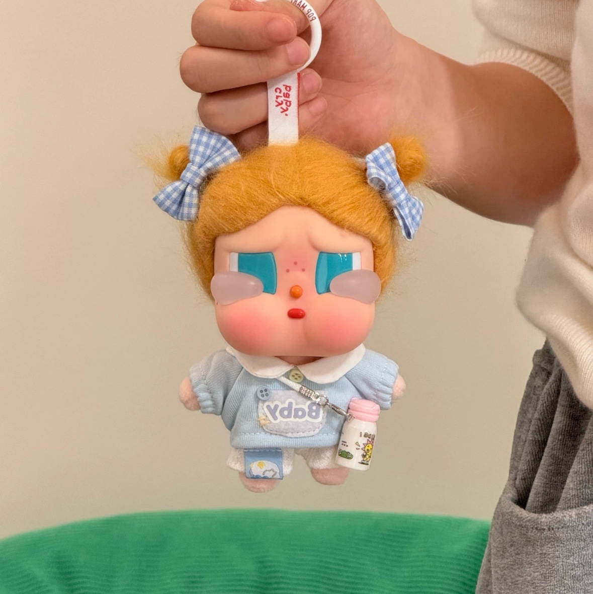 Pop Mart Crybaby Vacation Mode On Series Vinyl Plush Pendant Glug-Glug (Opened Case) 착용 스타일