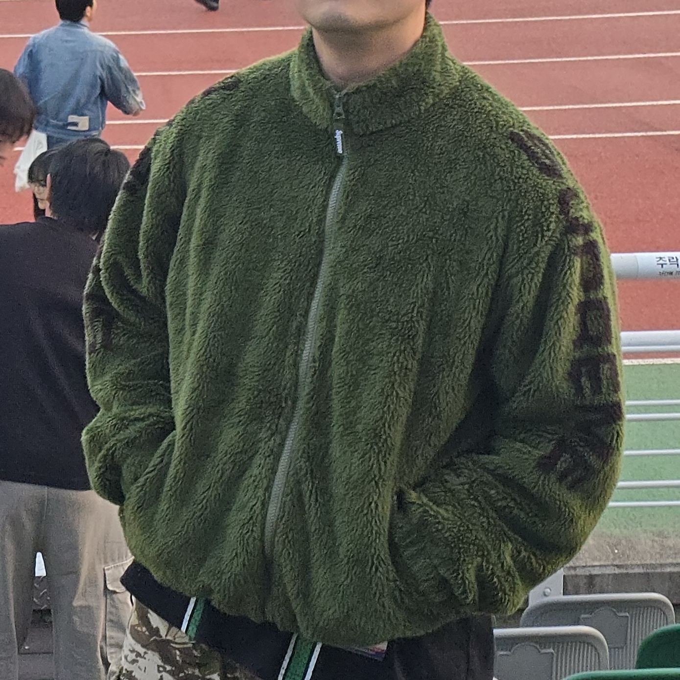 Supreme Shoulder Logo Fleece Jacket Black - 25SS, Supreme Shoulder Logo Fleece Jacket Green - 25SS 착용 스타일