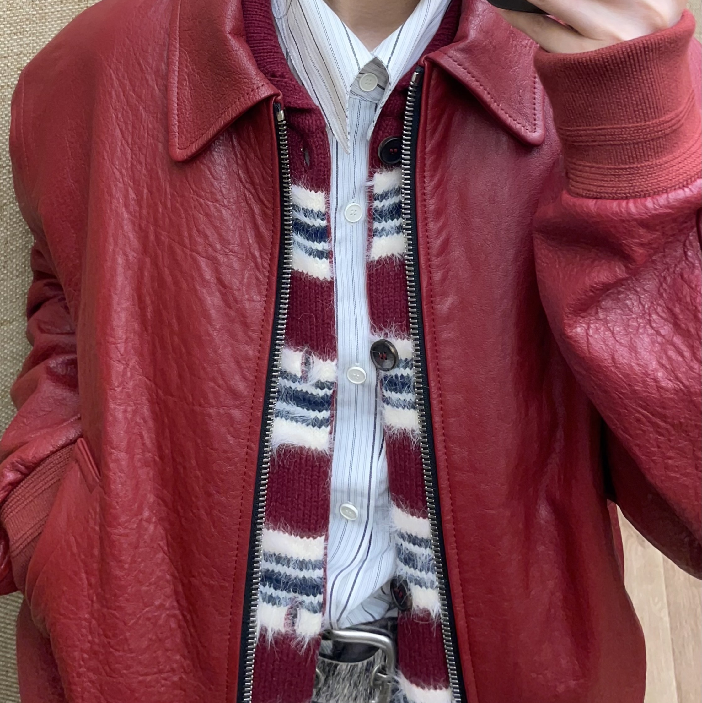 STU Fluffy Stripe Cardigan Burgundy 착용 스타일