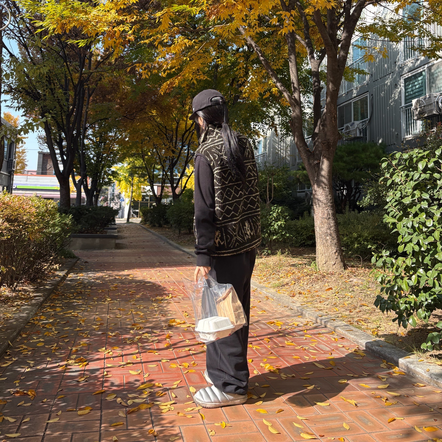 (W) Nike Burrow SE Slippers Metallic Silver Light Orewood Brown, Nike x Stussy Washed Fleece Pants Black (FN5235-010) 착용 스타일 - 2