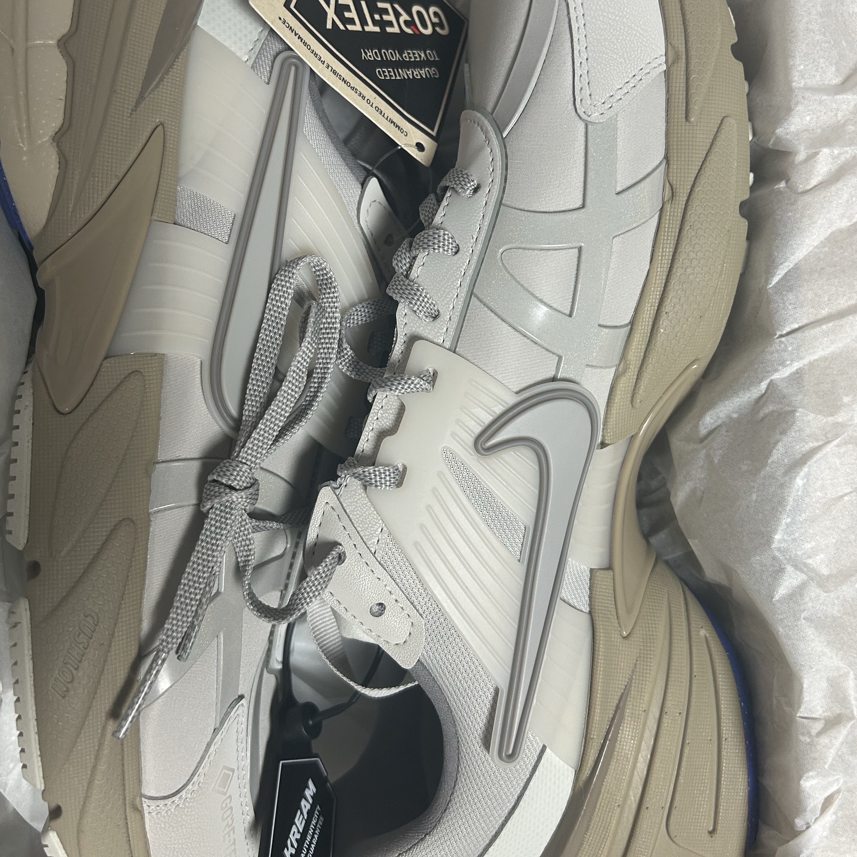 (W) Nike V2K Run Gore-Tex Light Iron Ore Light Bone 착용 스타일
