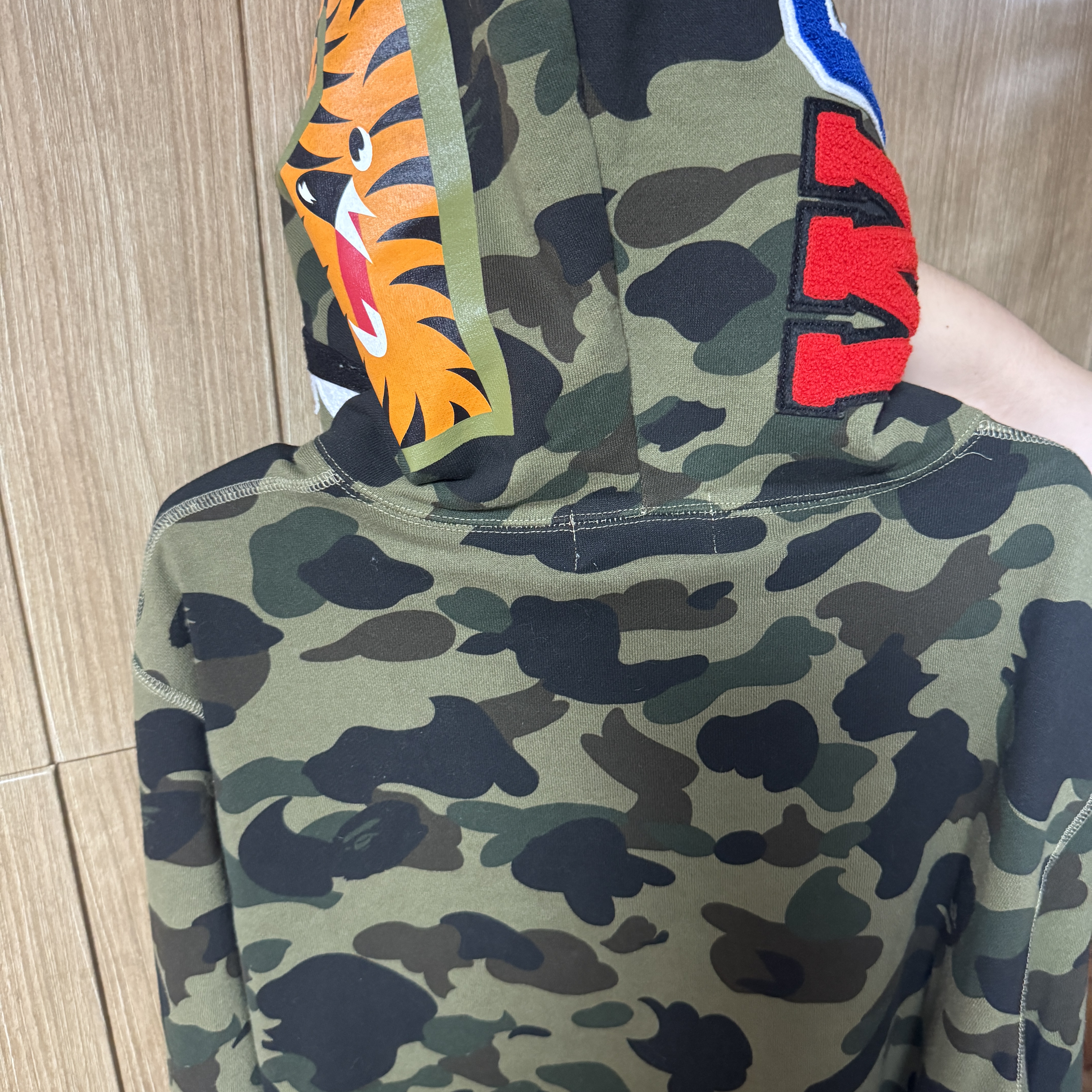 BAPE 1st Camo Shark Full Zip Hoodie Army Green 착용 스타일 - 2