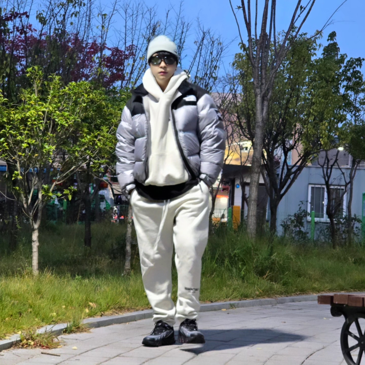 Nike SB Fisherman Beanie Dark Grey Heather, Essentials The Core Collection Hoodie Light Oatmeal 착용 스타일 - 3