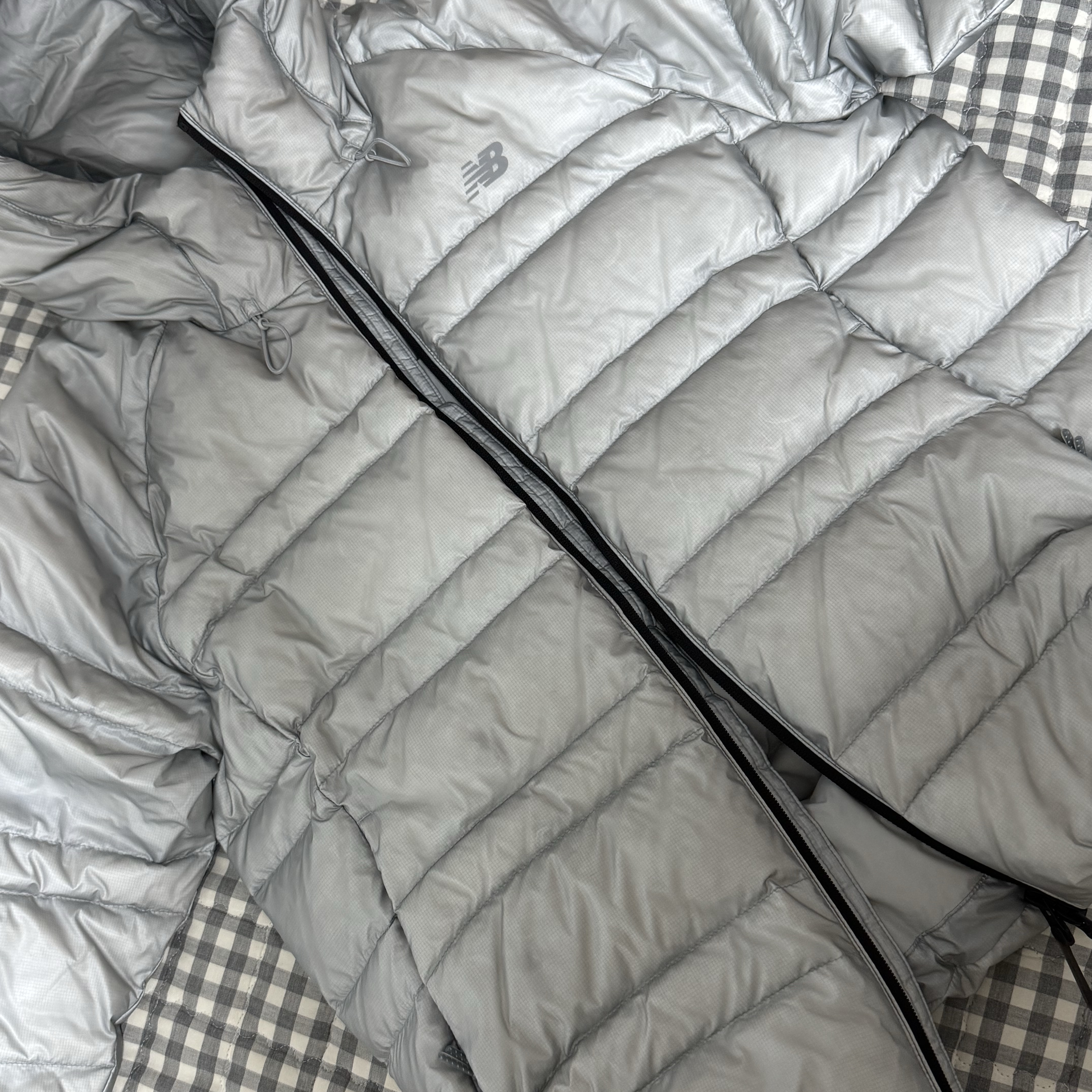 New Balance Flying 77 Superlight Hooded Goose Down Jacket Light Gray 착용 스타일
