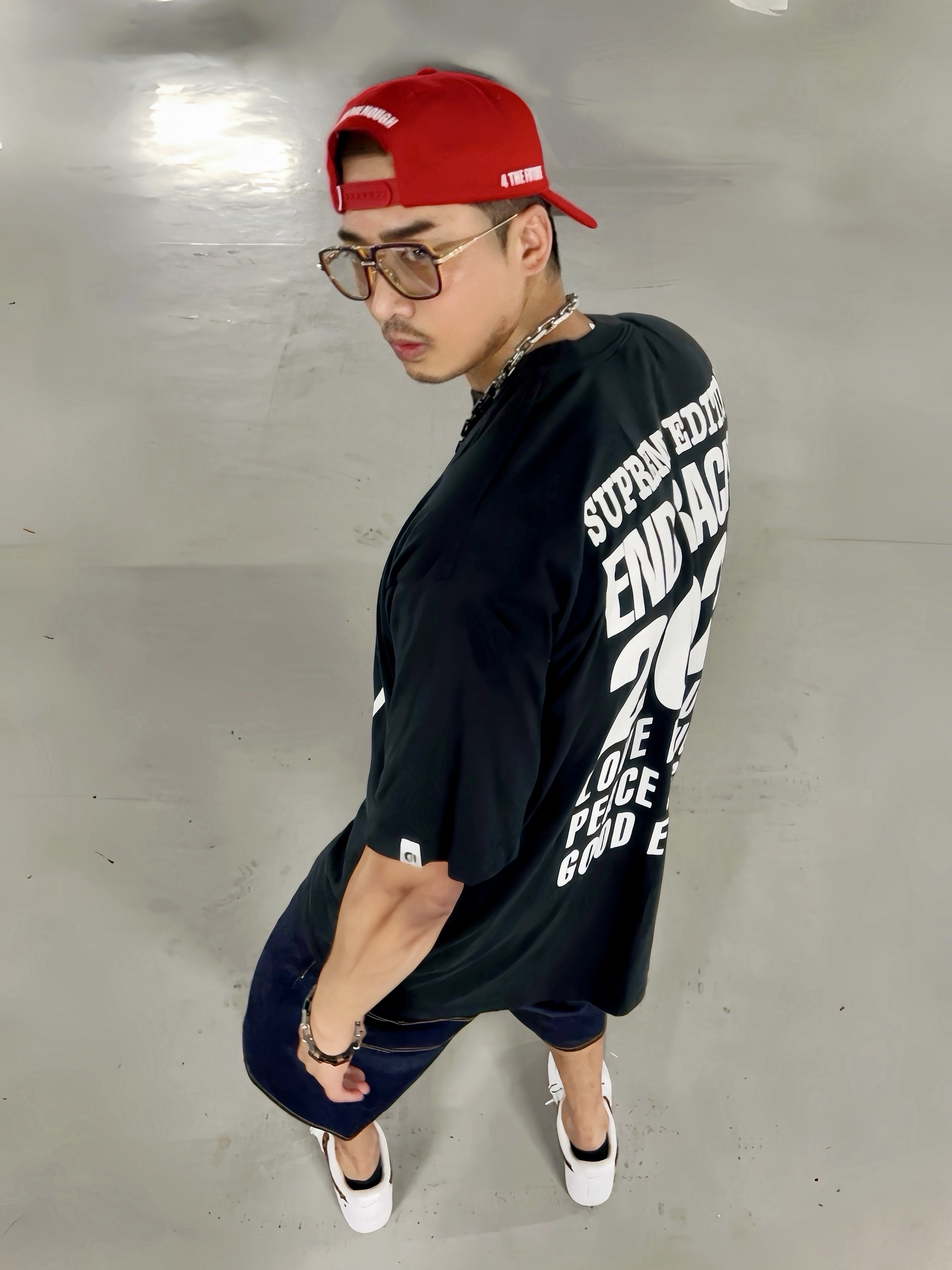 Supreme x GOODENOUGH 6-Panel Red - 25SS, Supreme x GOODENOUGH End Racism T-Shirt Black - 25SS 착용 스타일 - 1