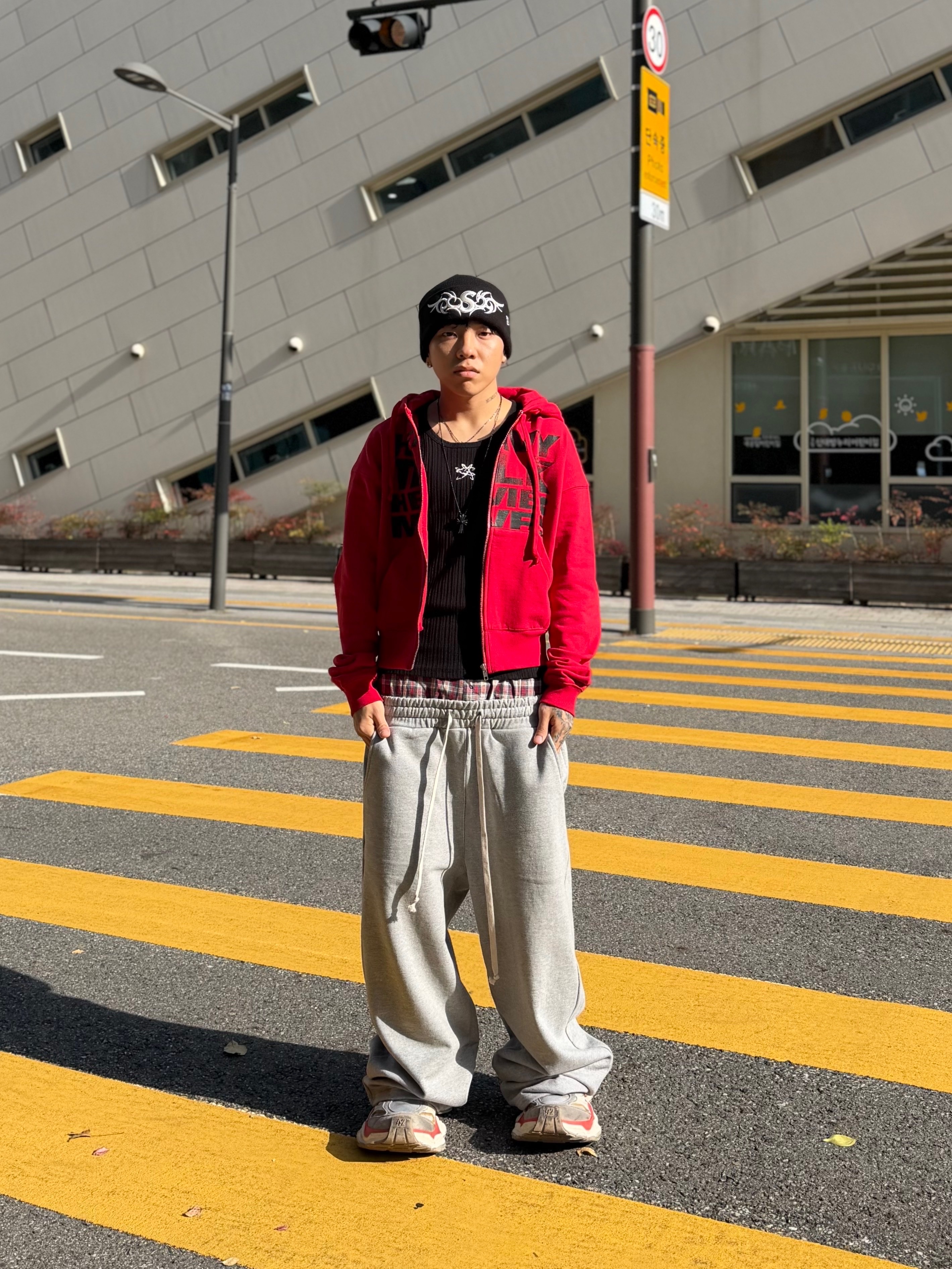 Balenciaga Cargo Sneakers Beige Grey Red, Supreme New Era Tribal S Logo Beanie Black - 25FW 착용 스타일 - 6
