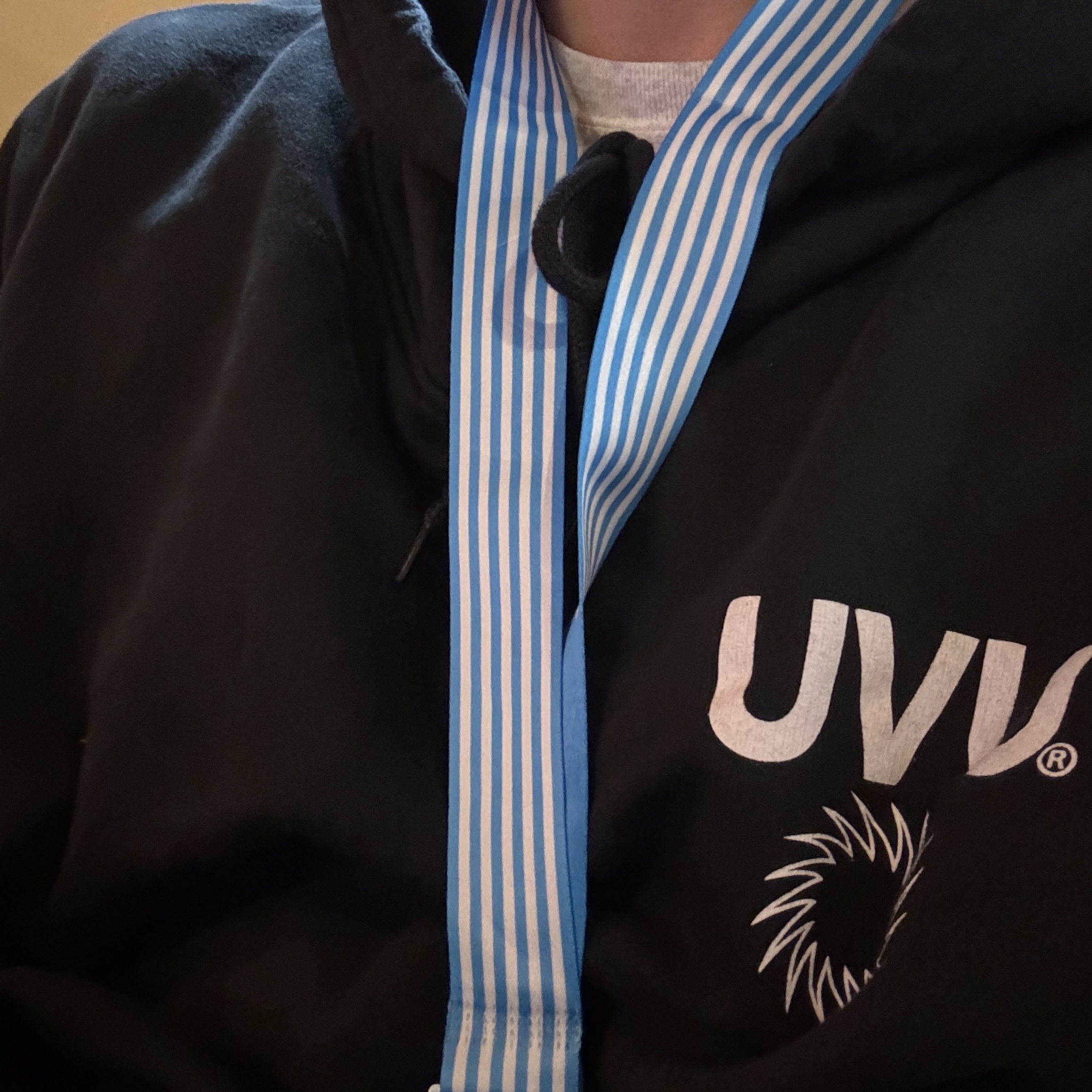 UVU Insignia Hoodie Black 착용 스타일