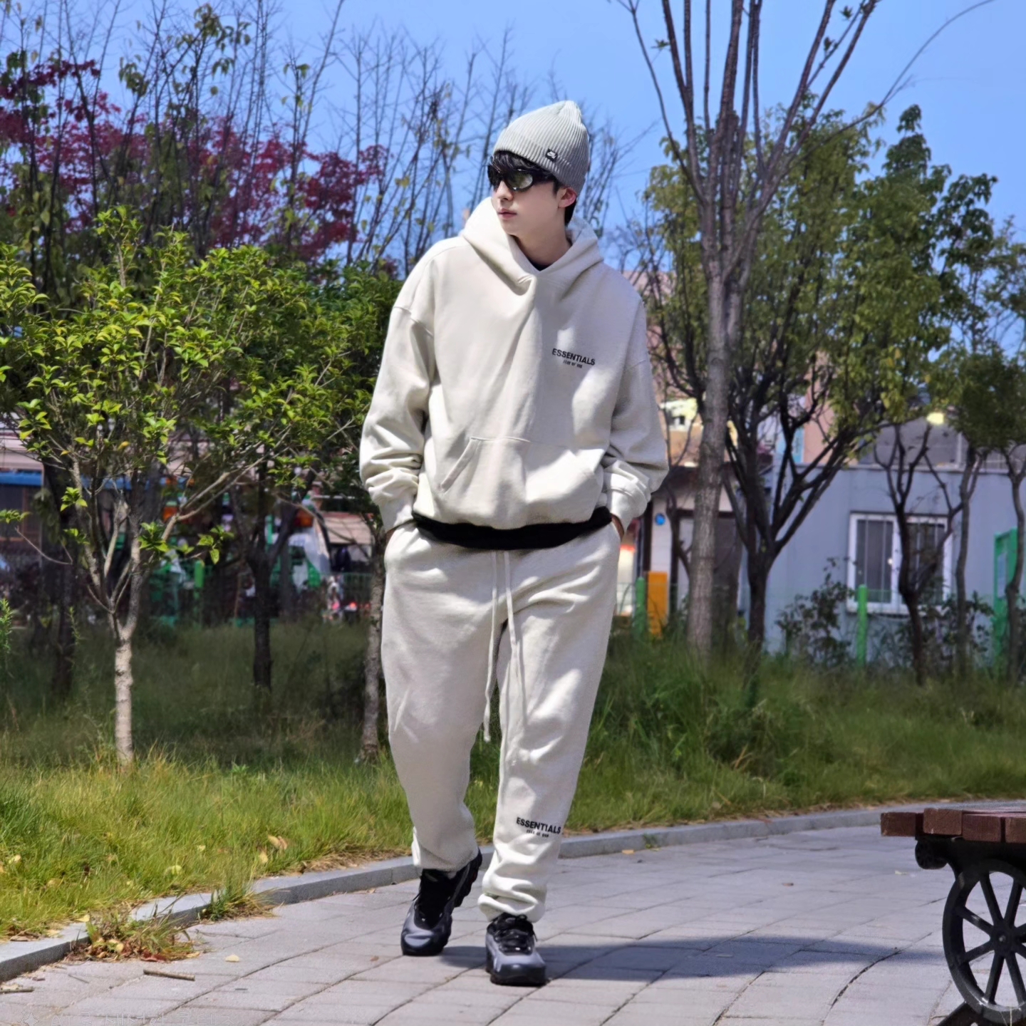 Nike SB Fisherman Beanie Dark Grey Heather, Essentials The Core Collection Hoodie Light Oatmeal 착용 스타일 - 1