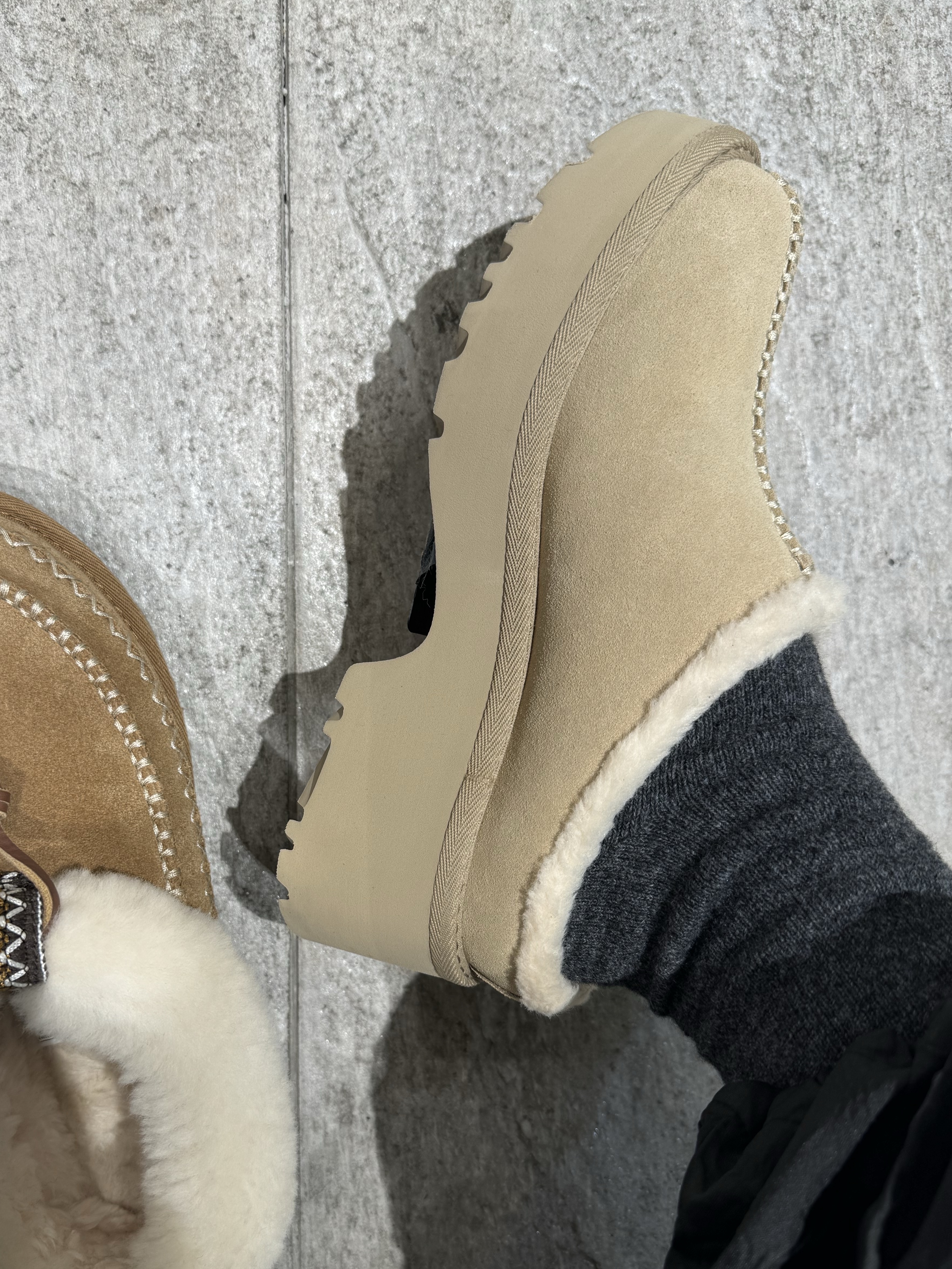(W) UGG New Heights Cozy Clog Mustard Seed 착용 스타일 - 2