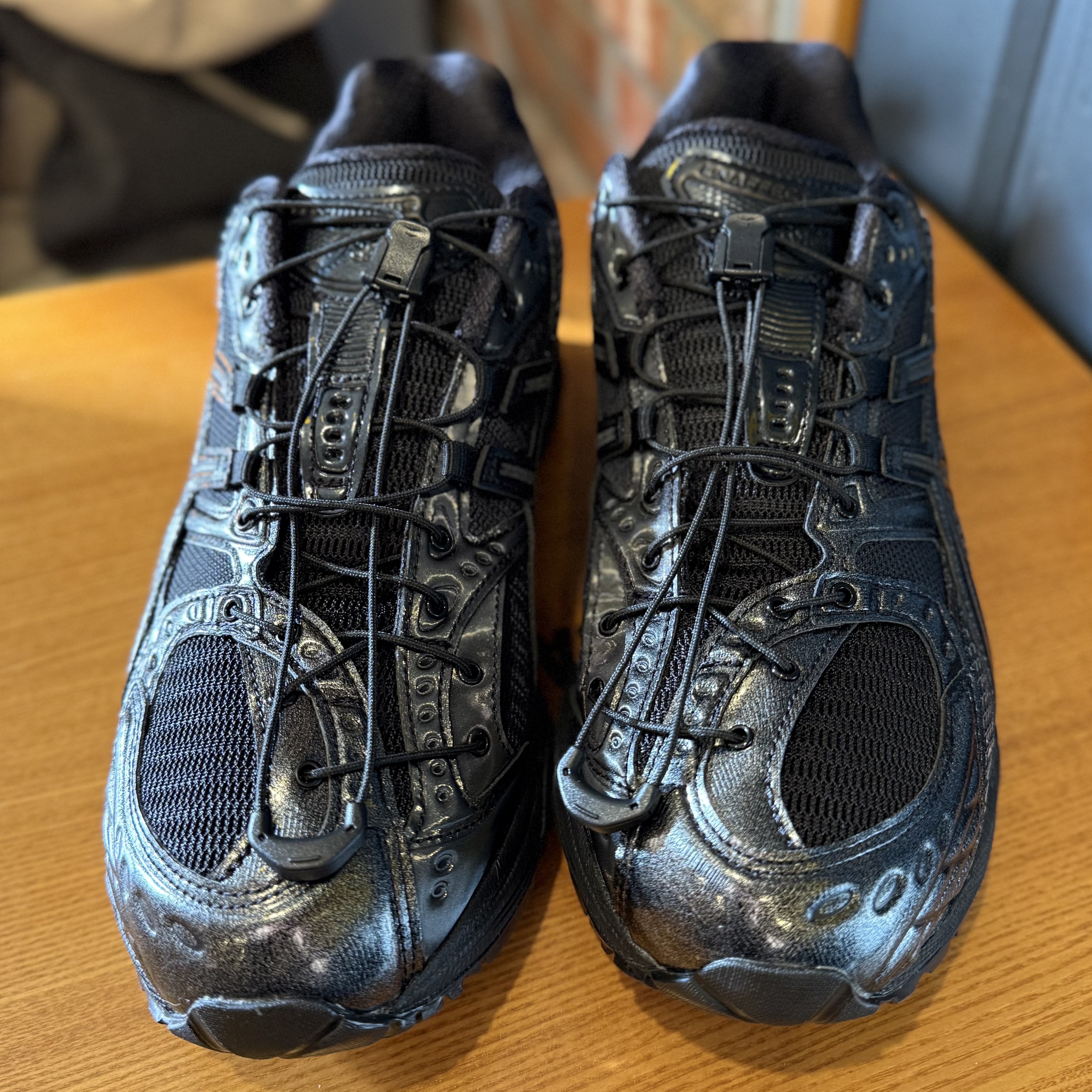 Asics x Unaffected Gel-Nimbus 10.1 Black Black 착용 스타일 - 3