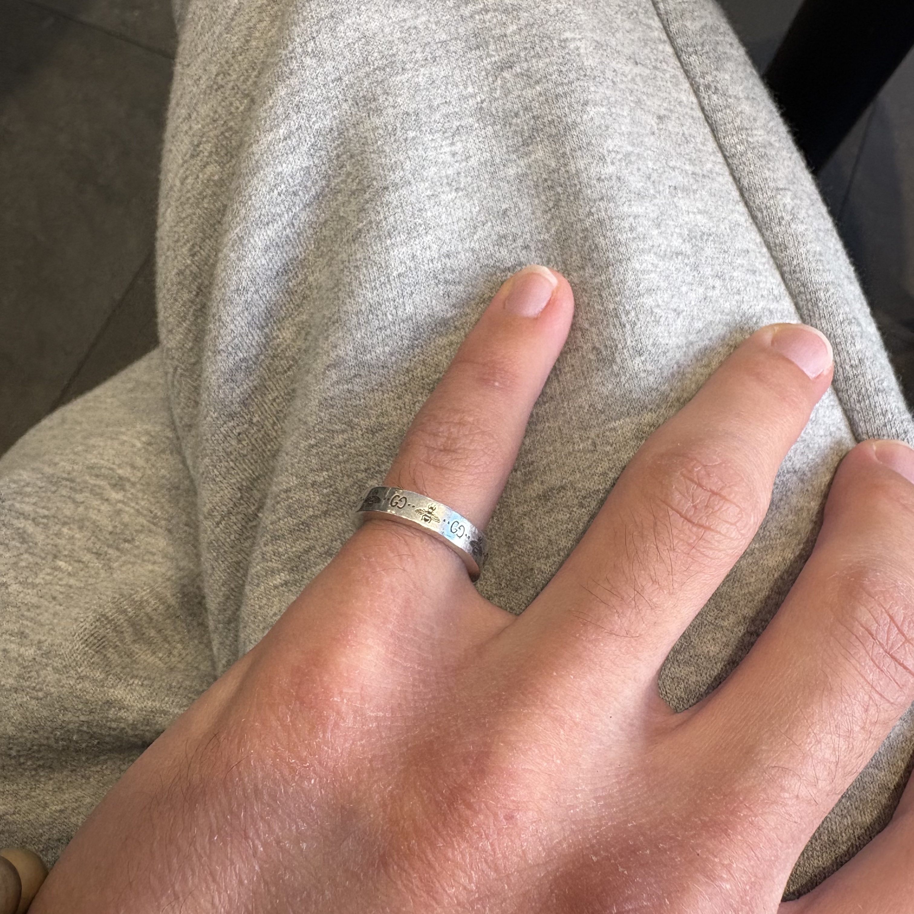 Gucci GG Bee Engraved Thin Ring Silver 착용 스타일