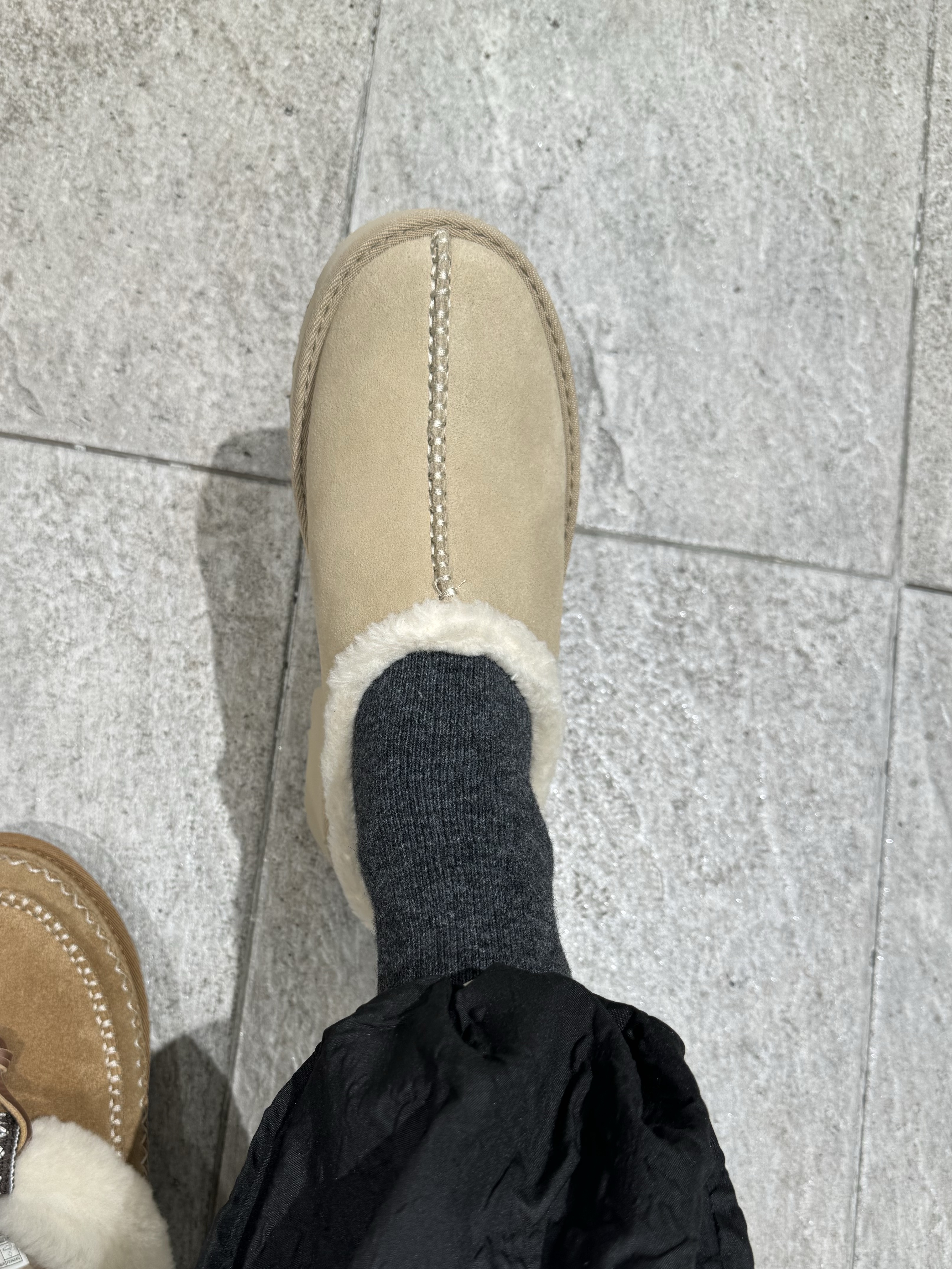 (W) UGG New Heights Cozy Clog Mustard Seed 착용 스타일 - 1