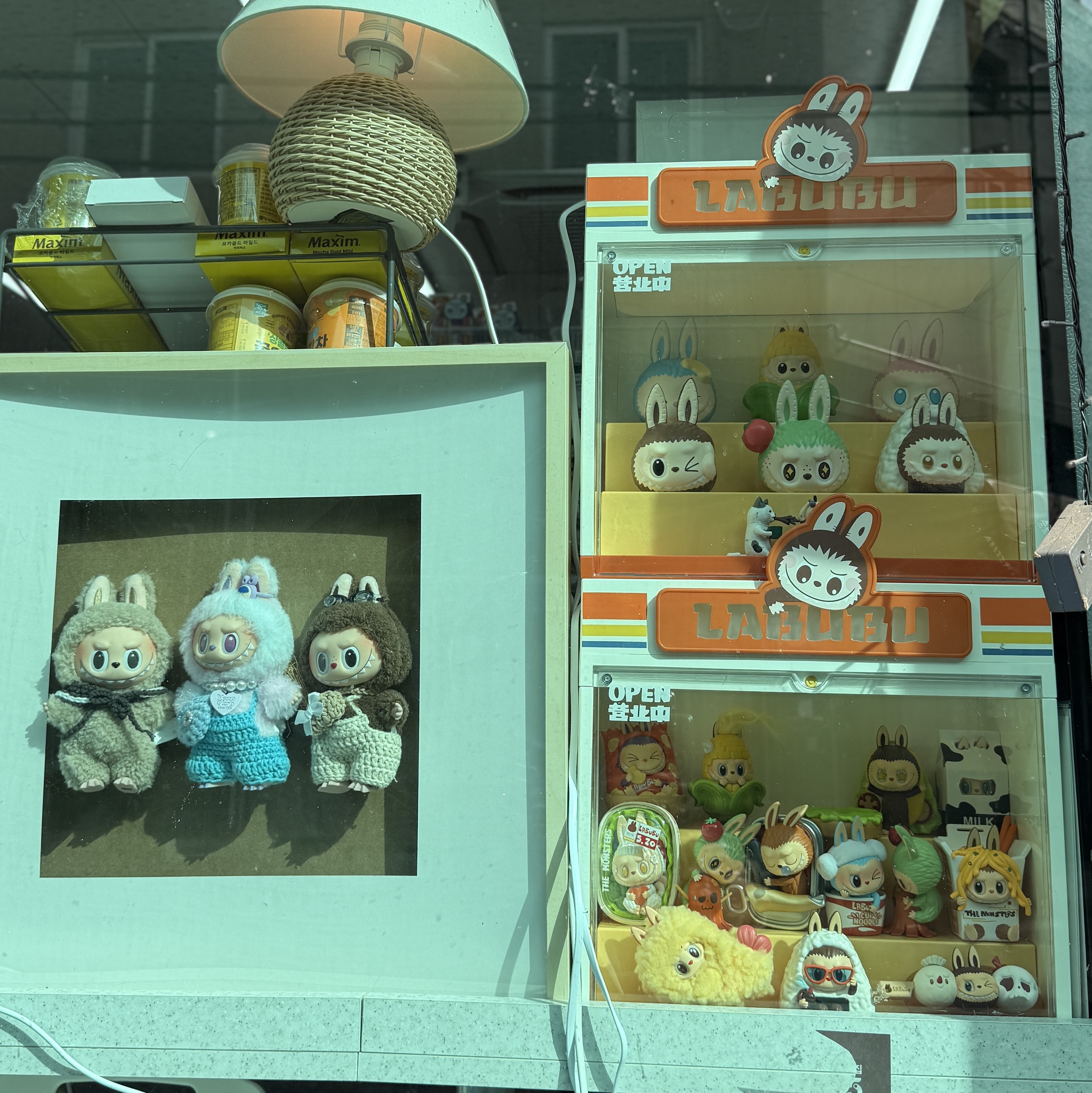 Pop Mart Labubu The Monsters Wacky Mart Series Display Container 착용 스타일