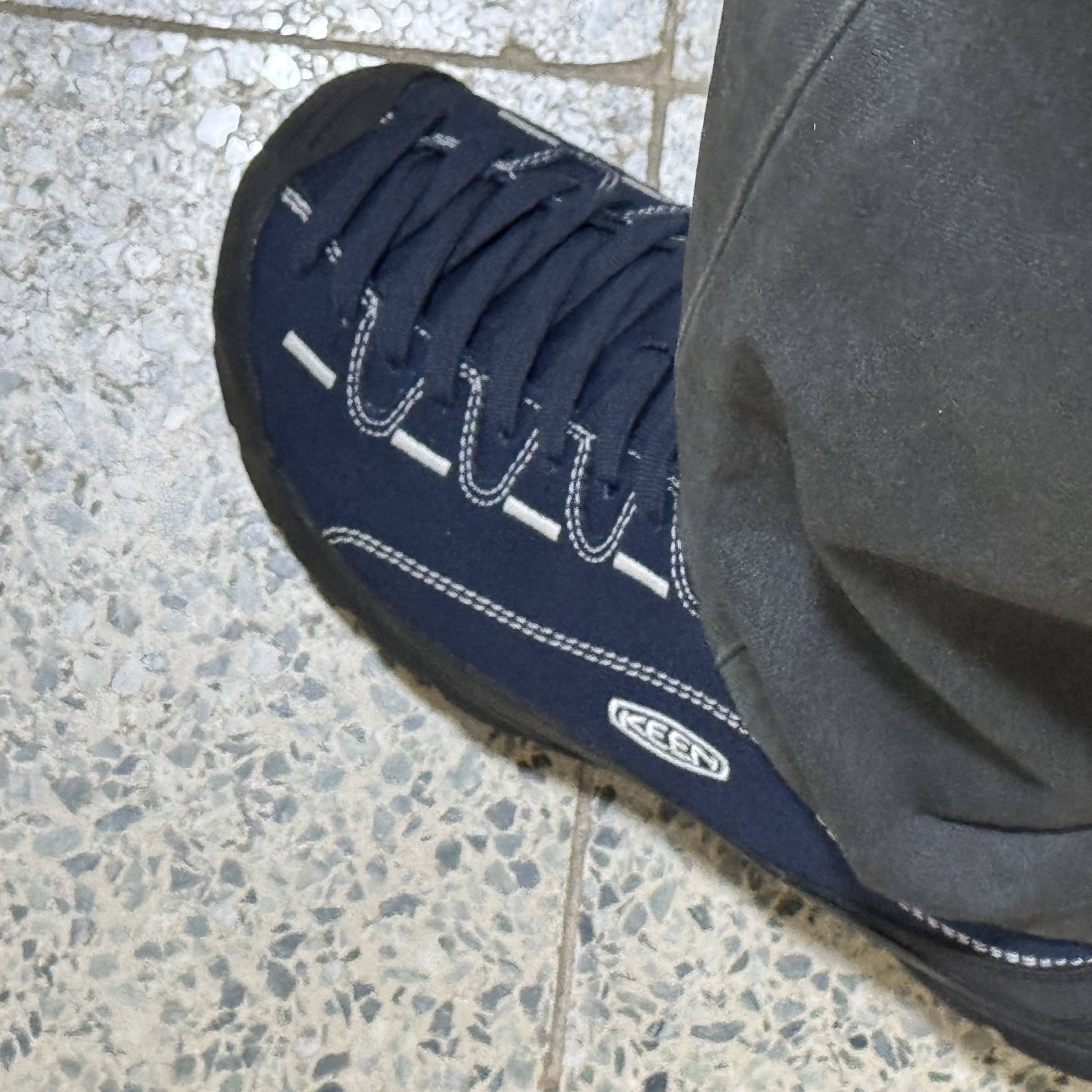 Keen Jasper Sneakers Navy 착용 스타일 - 2