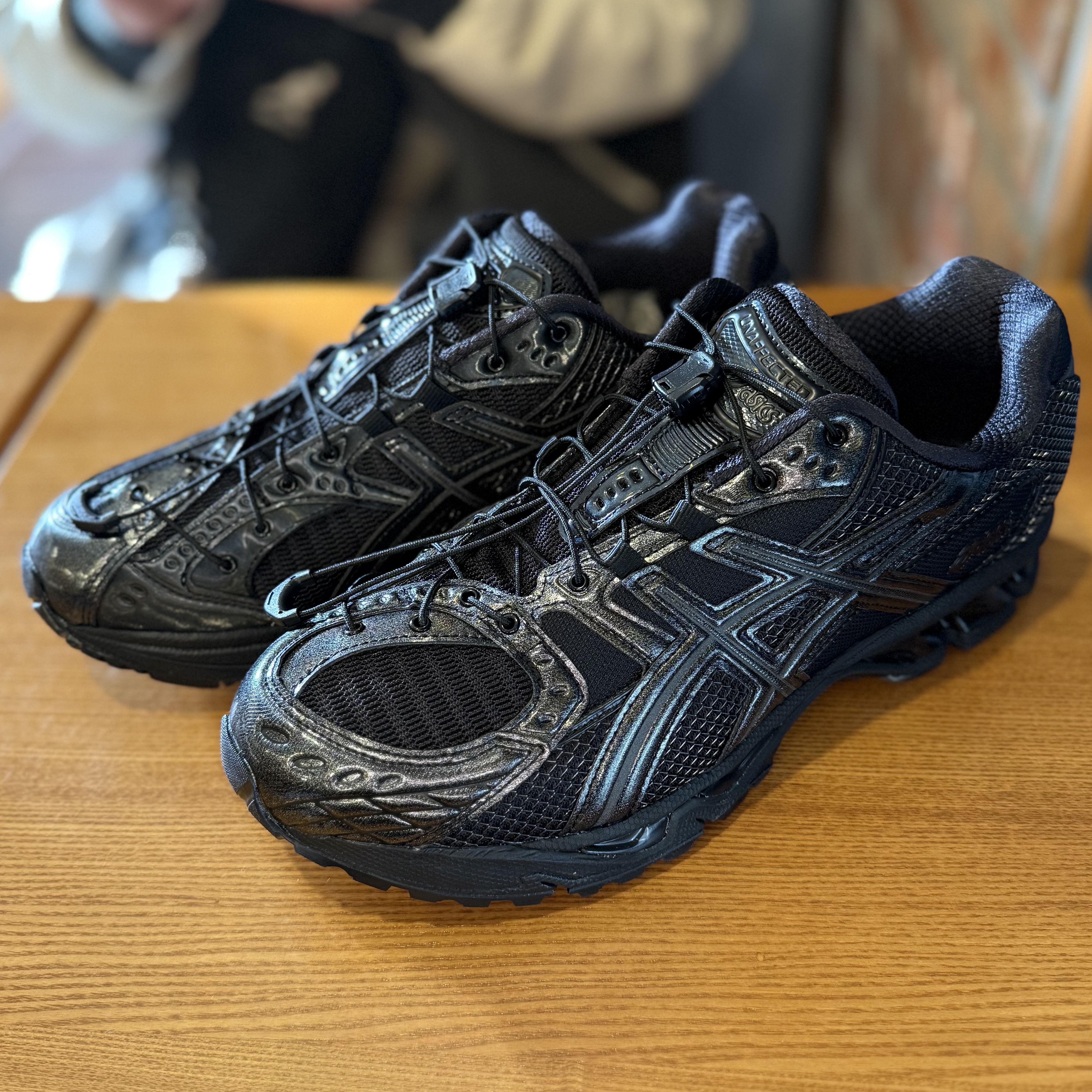 Asics x Unaffected Gel-Nimbus 10.1 Black Black 착용 스타일 - 4