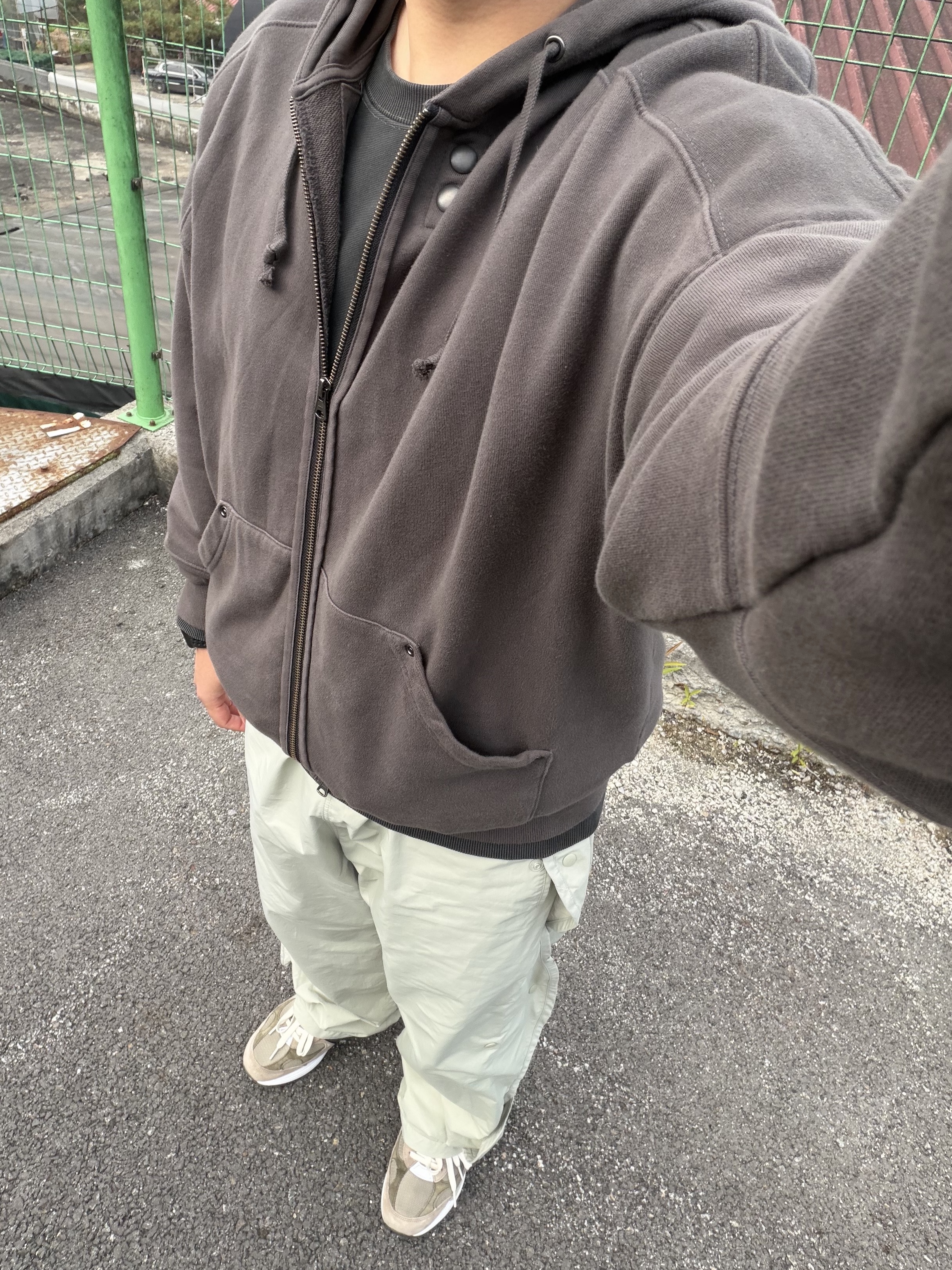 ETCE Valhalla Tour Sweatshirt Charcoal, Sansan Gear Wave Pants Green Grey - 25SS 착용 스타일