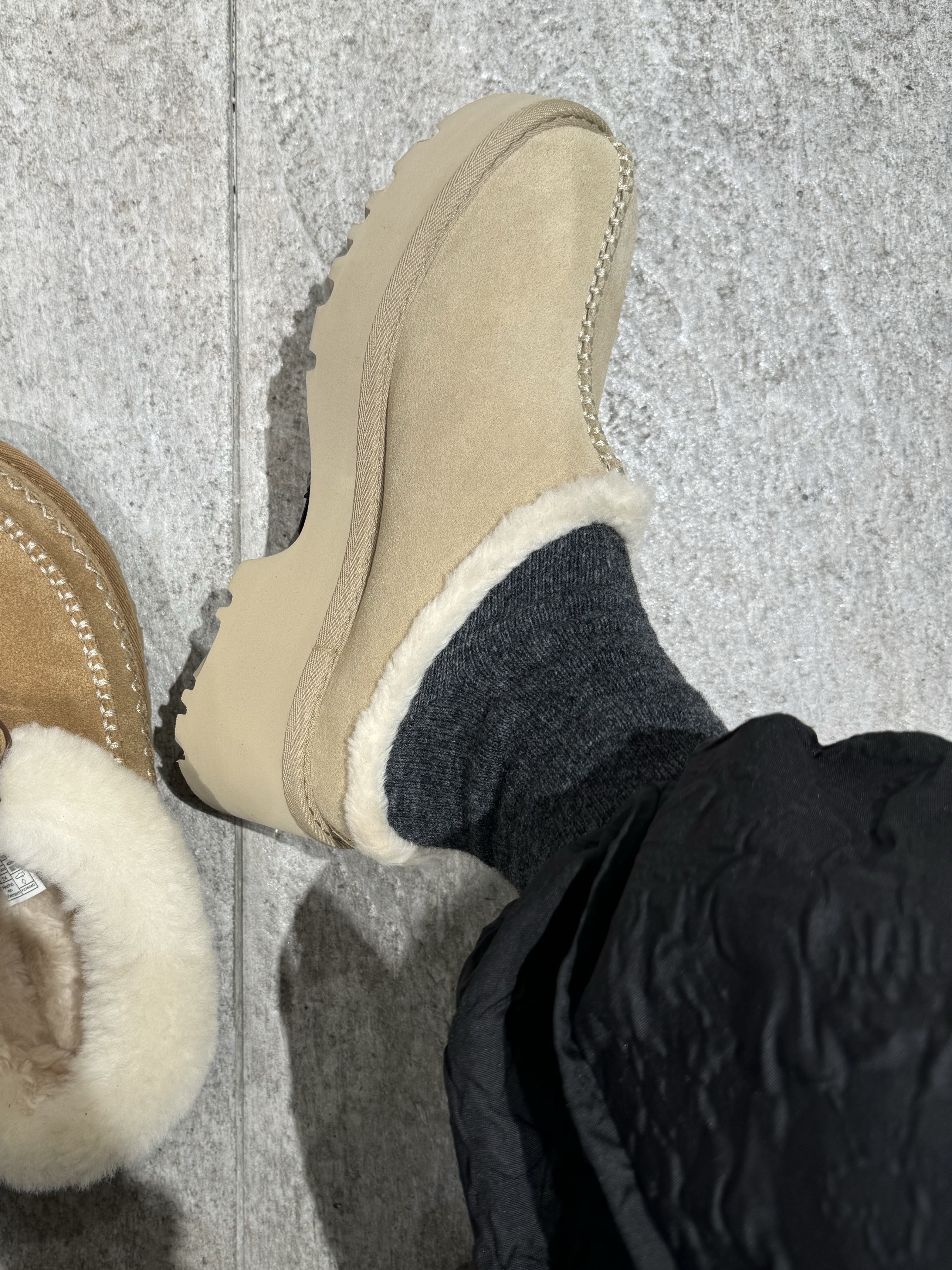 (W) UGG New Heights Cozy Clog Mustard Seed 착용 스타일 - 4