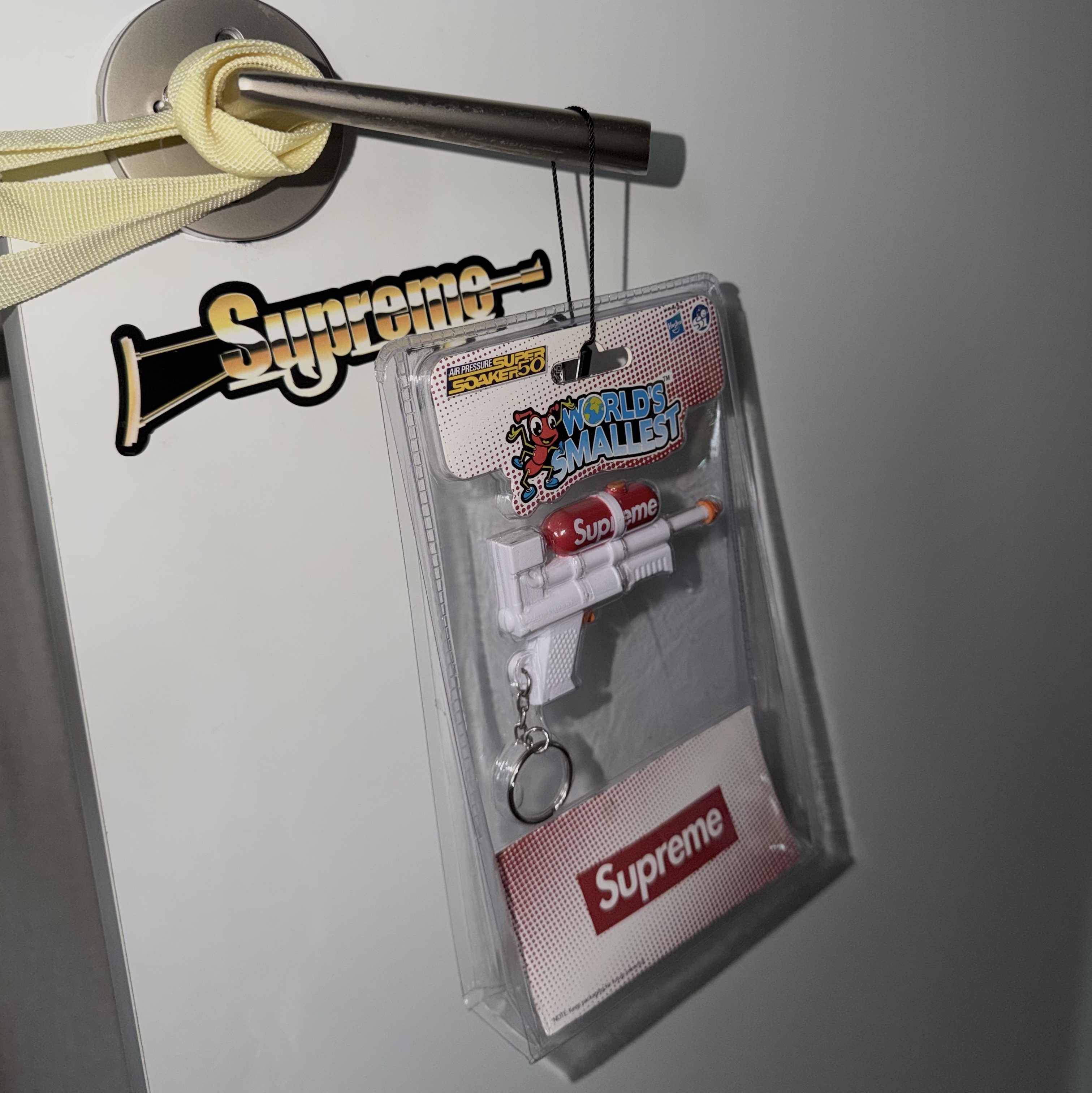 Supreme x Super Soaker 50 Water Blaster Keychain White - 19SS 착용 스타일