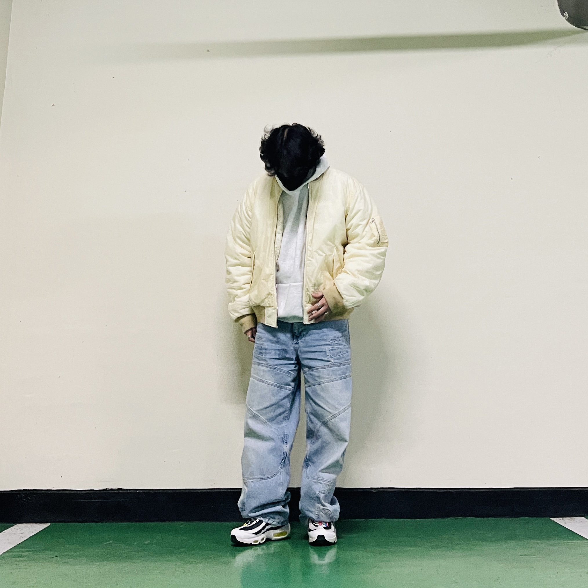 Stussy Waxed Built Bomber Jacket Cream, Nike Air Max 95 Greedy 2.0 착용 스타일 - 1